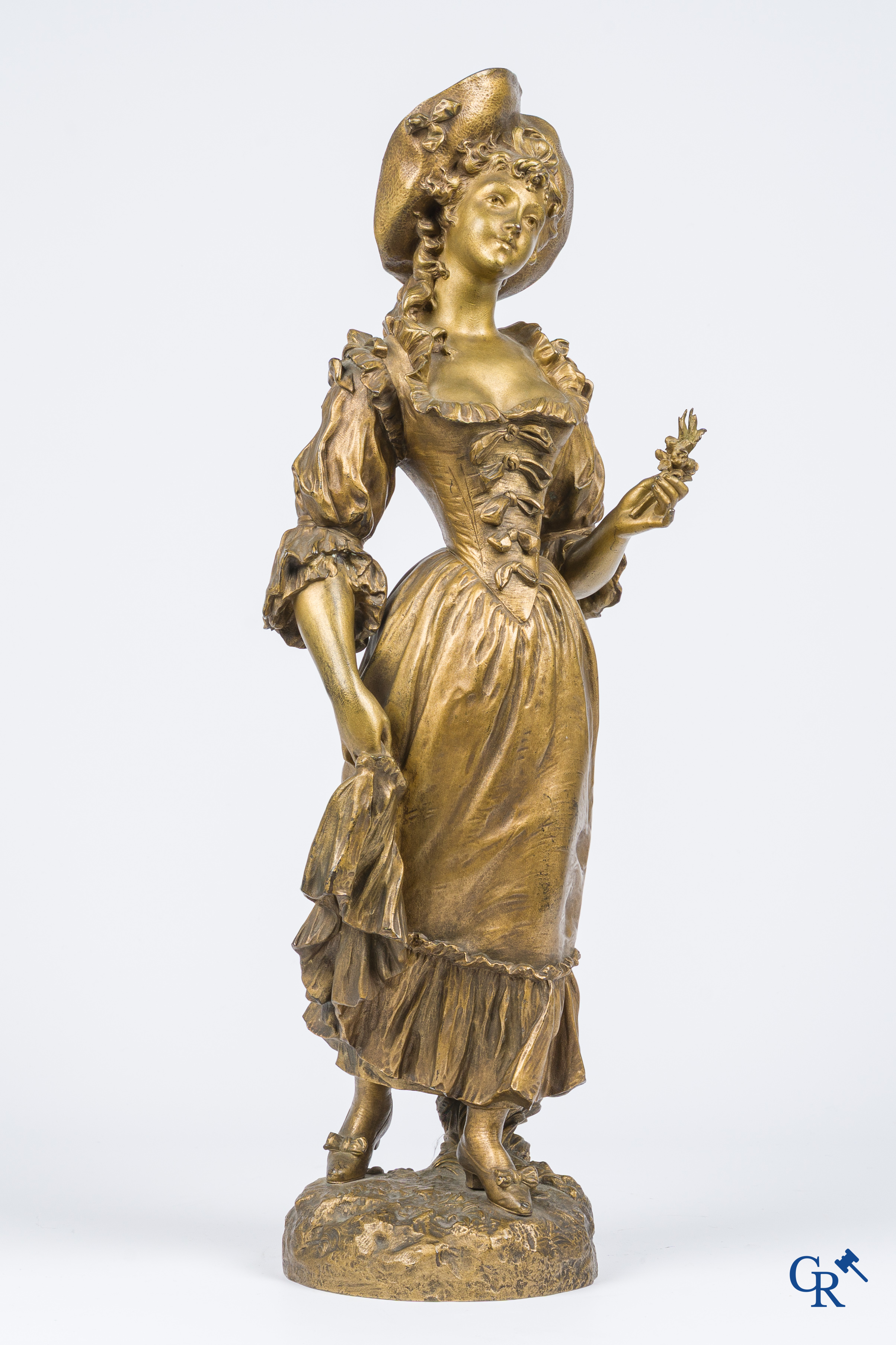 Kossowski. Fijn geciseleerd en verguld bronzen beeld van een jonge dame met bloemen in Belle Epoque stijl. Circa 1890.