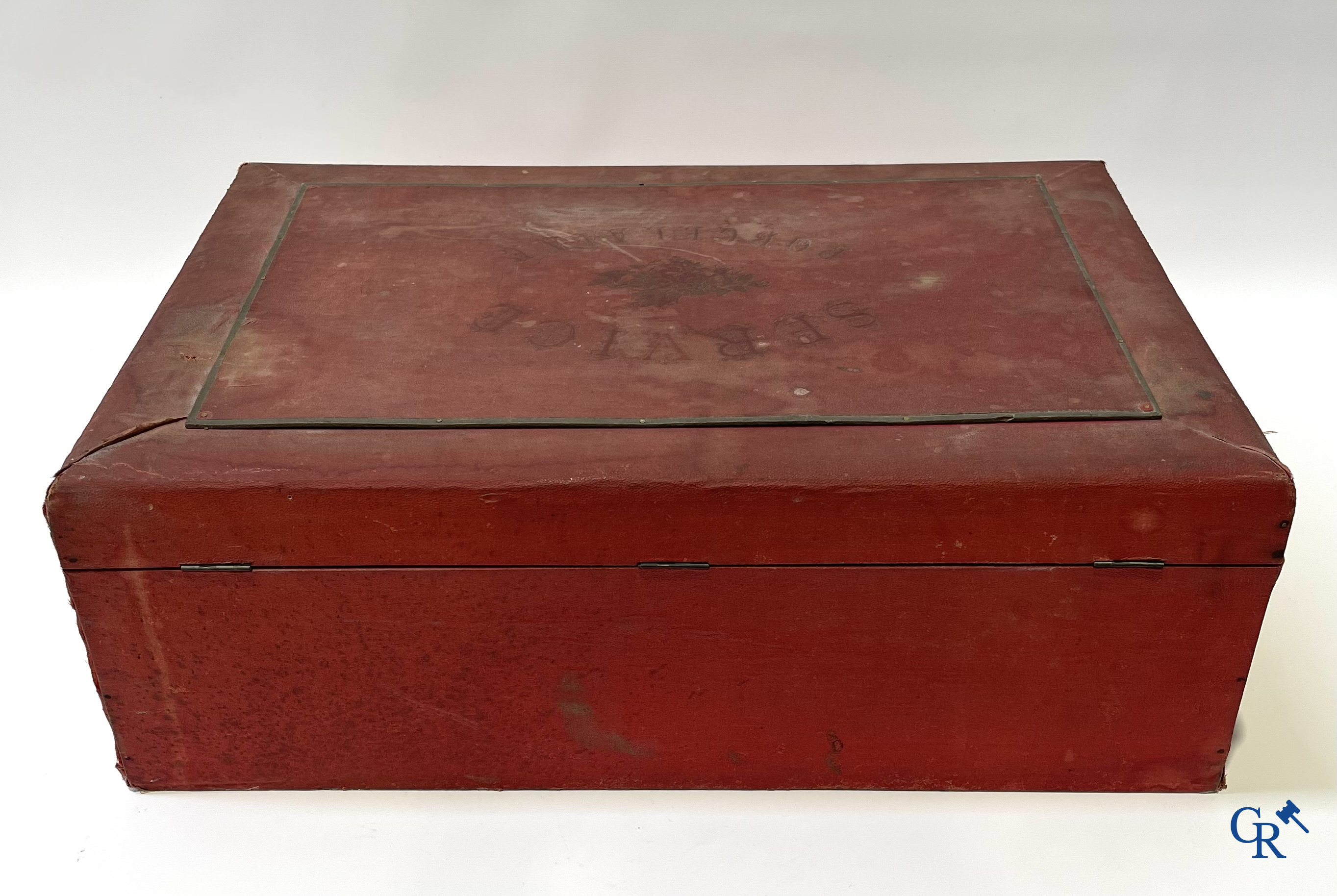 Oud speelgoed, Uitzonderlijk porseleinen poppenservies in originele koffer. Maison Bail, 210, Rue de Rivoli Paris.