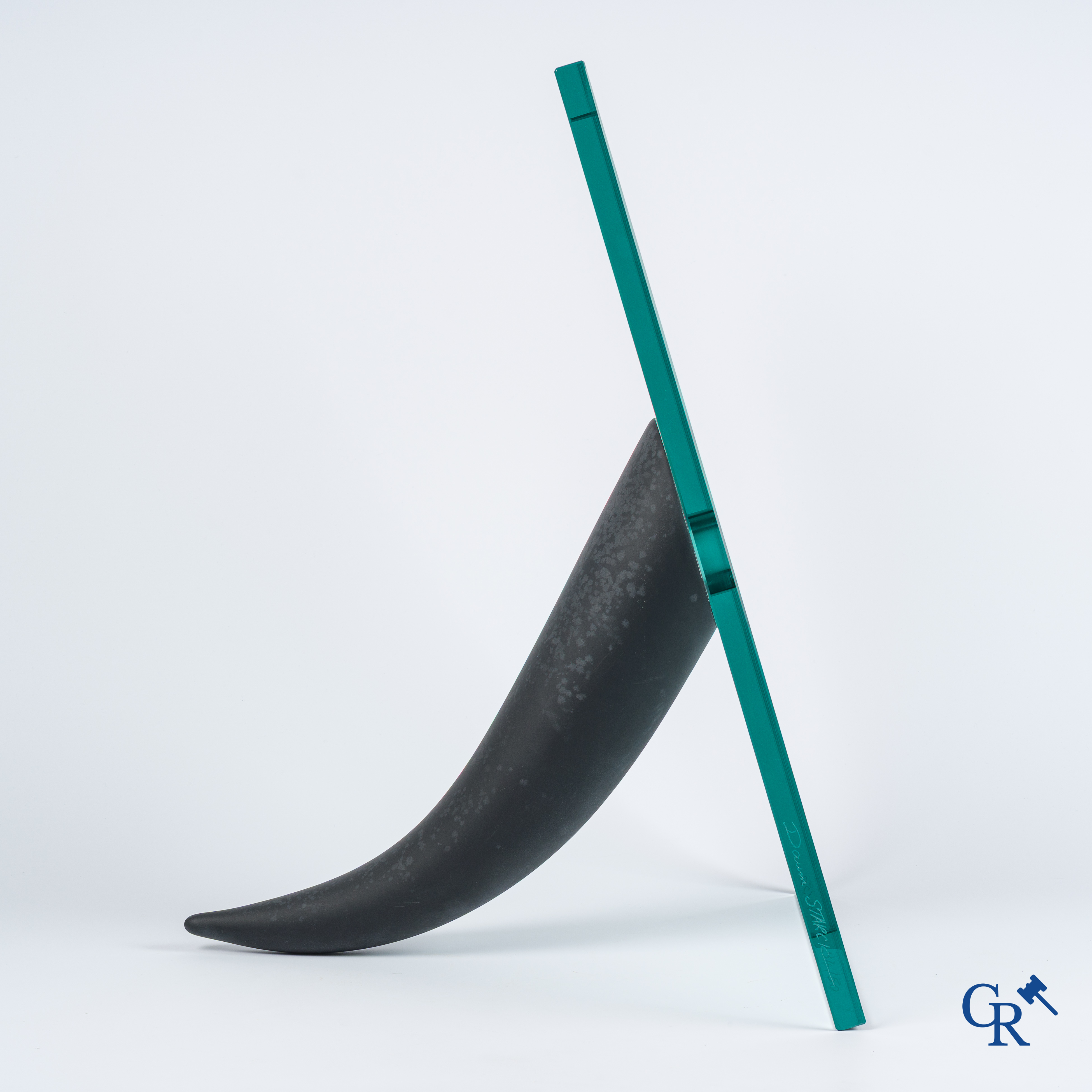 Philippe Starck (1949) en Daum. Een gesigneerde en genummerde vaas "Une étrangeté sous un mur" Ontwerp uit 1988.