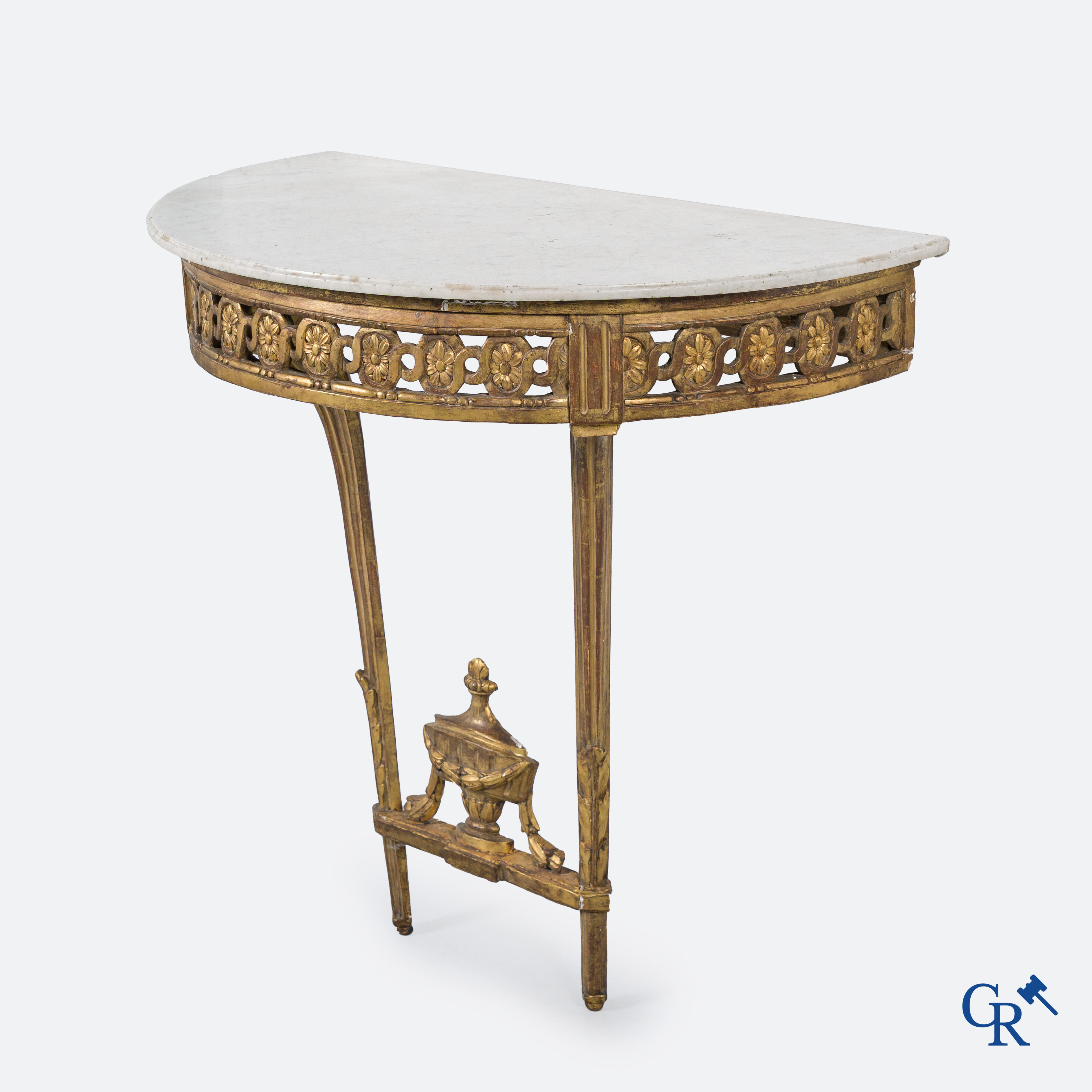 Meubel: Houtgesculpteerde en gedoreerde halvemaanvormige console. LXVI-tijdperk.