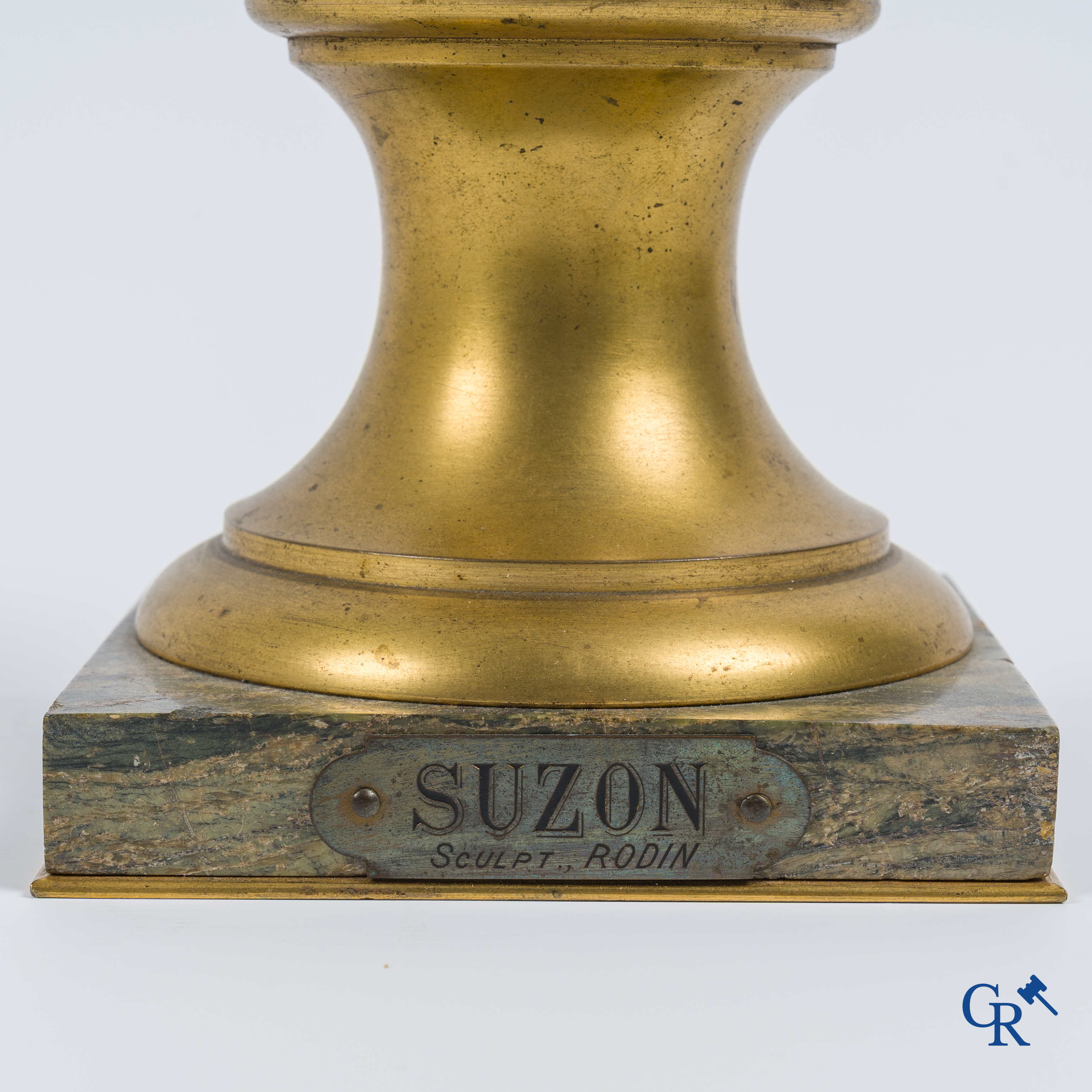 Auguste Rodin (1840-1917) Buste van Suzon. Witte biscuit op sokkel in marmer en brons. Reductie n°3. Gesign. A. Rodin.