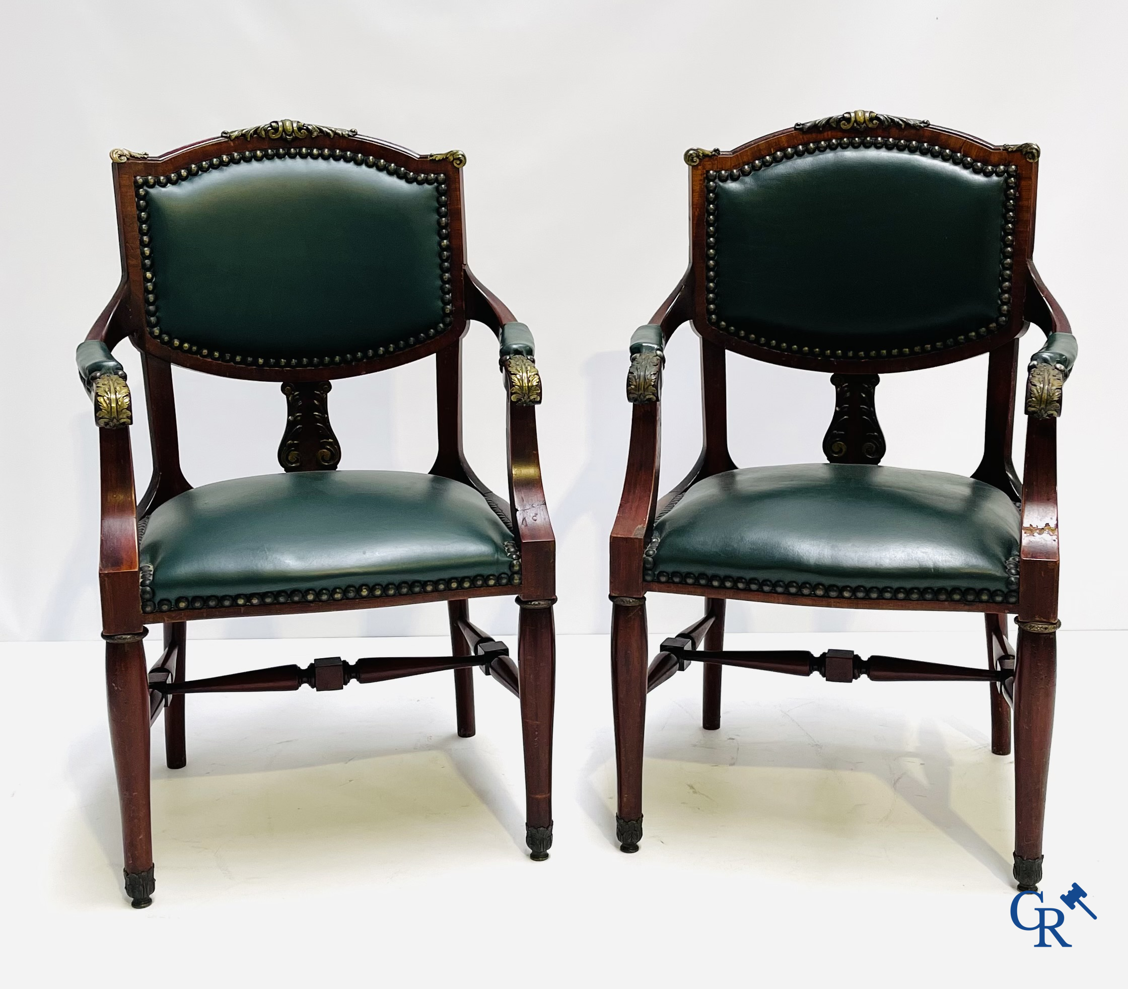 Uitzonderlijk eetkamermeubilair in mahoniehout fineer, marmer en brons. Napoleon III stijl. Circa 1900.