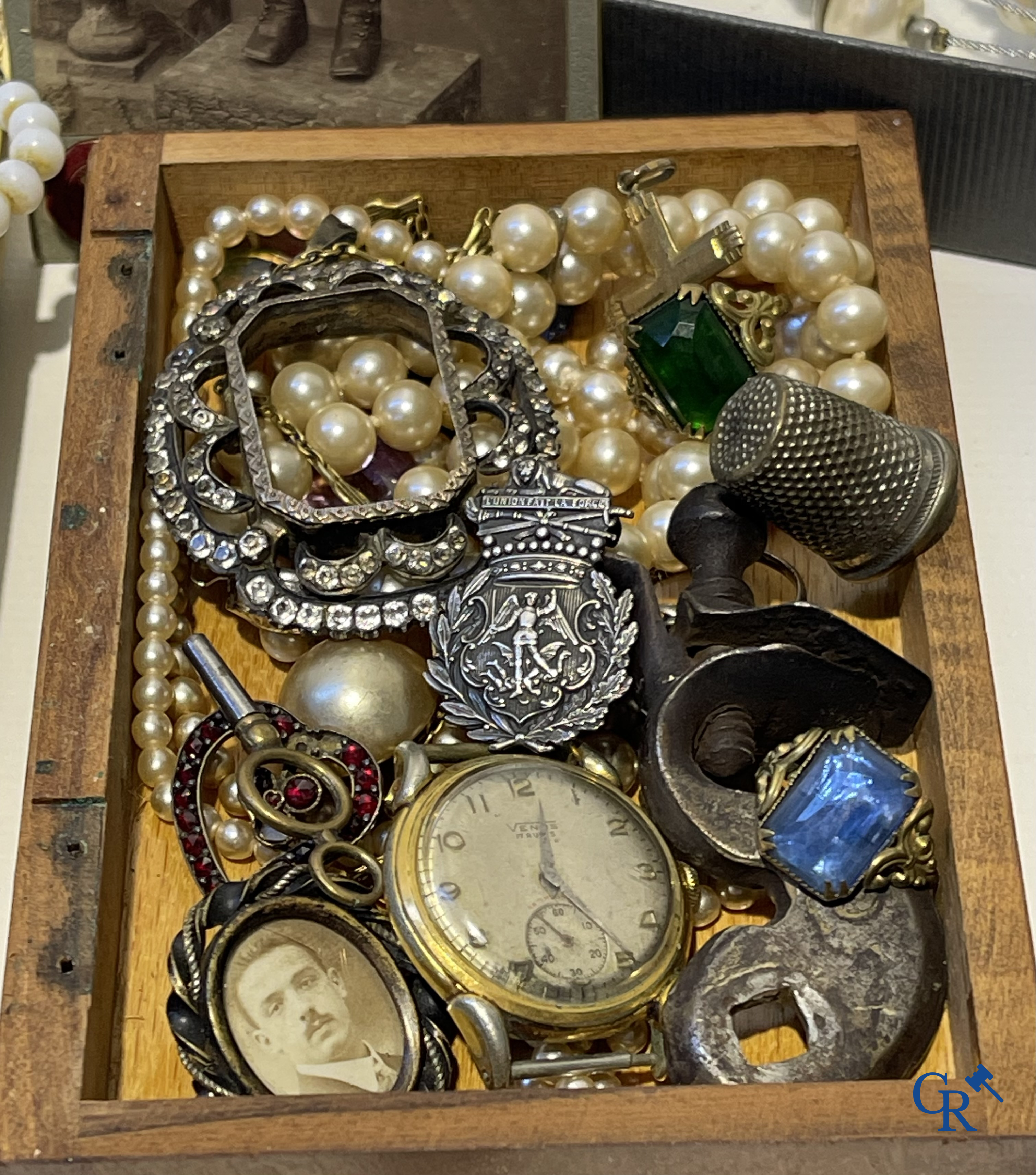 Groot lot verzamelobjecten, zakhorloge, fantasiejuwelen en andere. Meerdere in zilver.