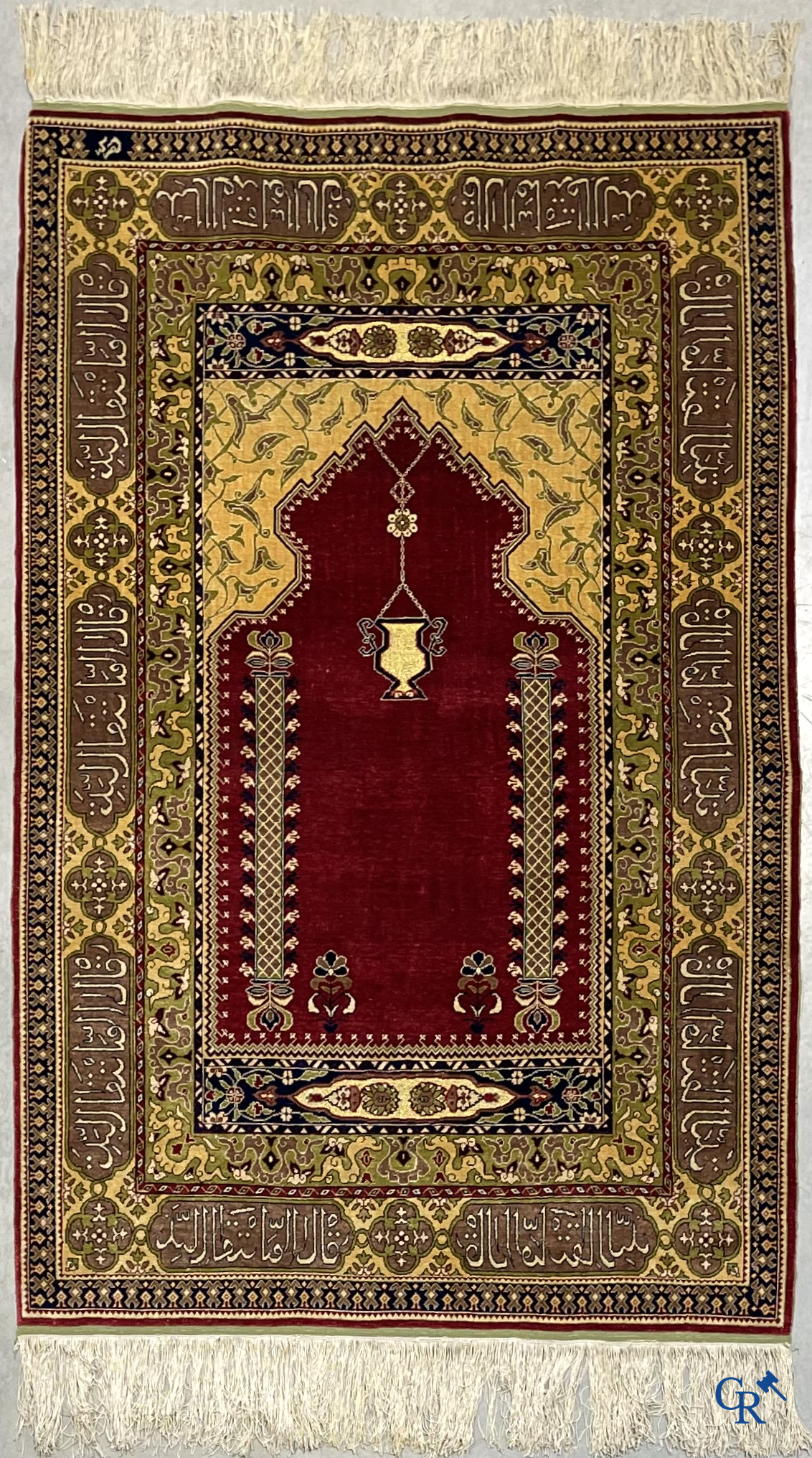 Oosterse tapijten. Een uiterst fijn handgeknoopt zijden tapijt met inscripties en gouddraad. Gesigneerd.