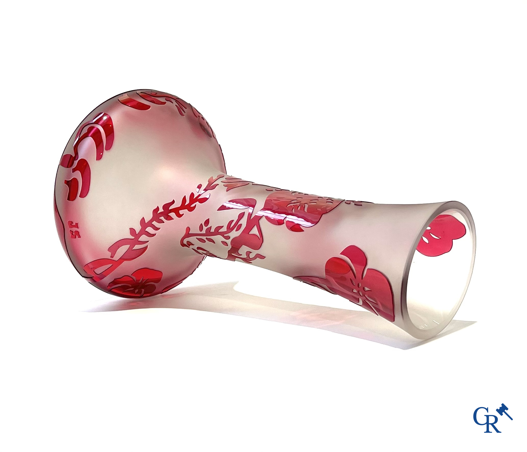 Val Saint Lambert. Een vaas in kristal met bloemendecor. Gesigneerd  en monogram J.S. (Simon).