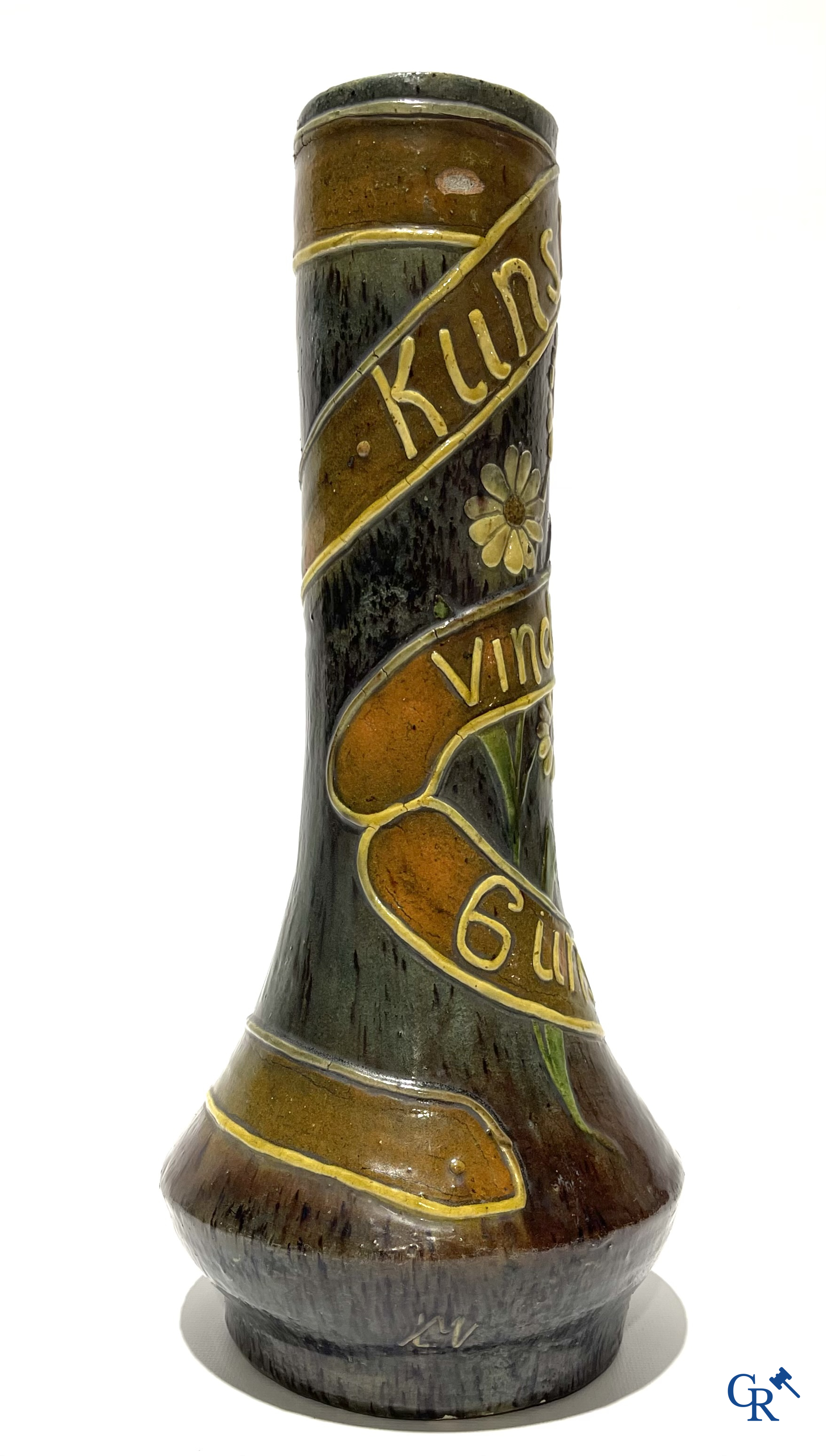 Torhouts aardewerk. Vaas in Vlaams aardewerk met een bloemendecor en spreuk. Gesigneerd LMV voor Leo Maes Vereenooghe.