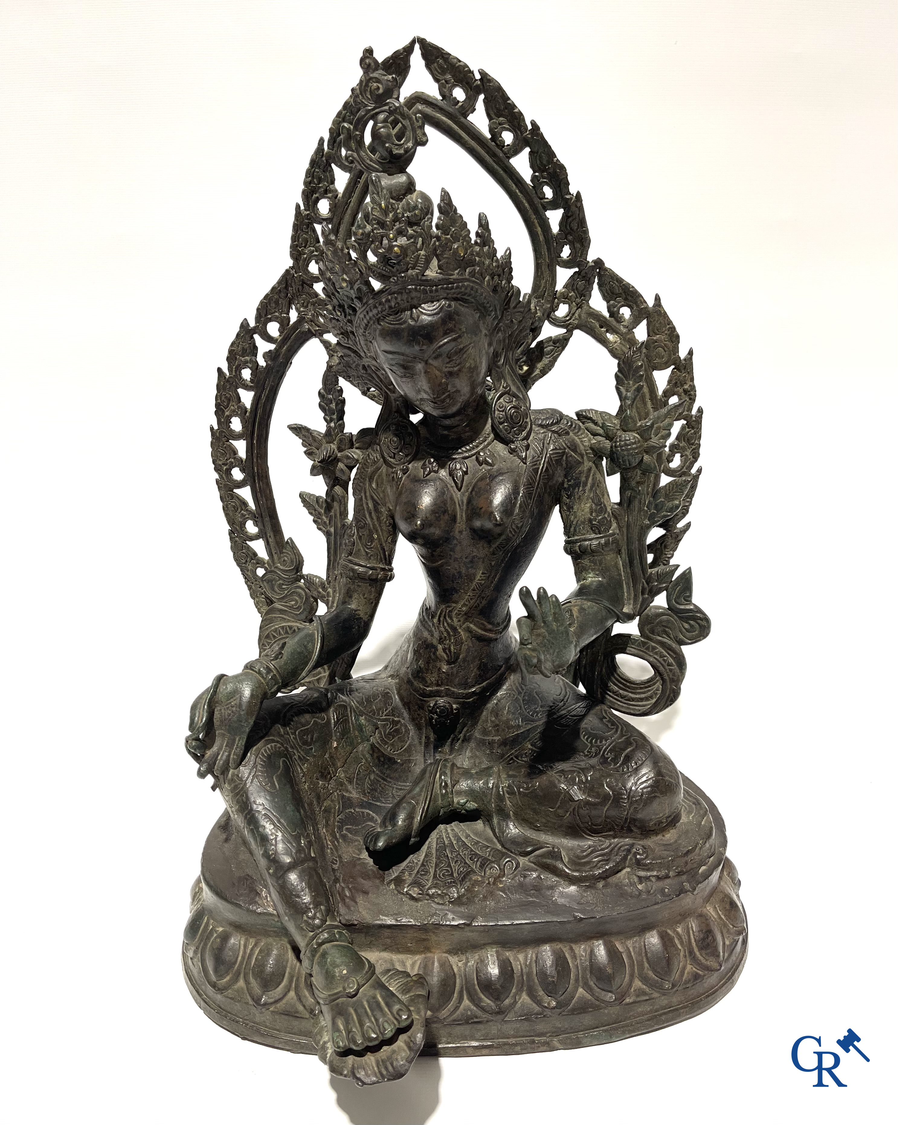 Aziatica, Een bronzen voorstelling van Syamatara. Resten van vergulding. Tibet, 19e eeuw.