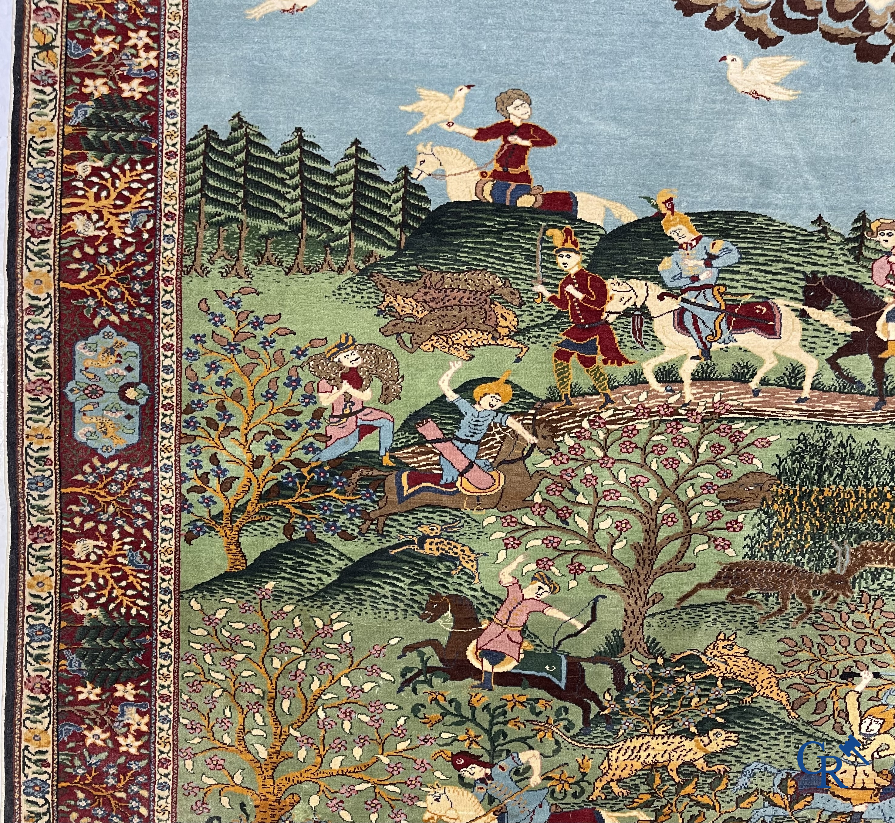 Oosterse tapijten. Ghoum. Een groot handgeknoopt tapijt met jachttaferelen.
