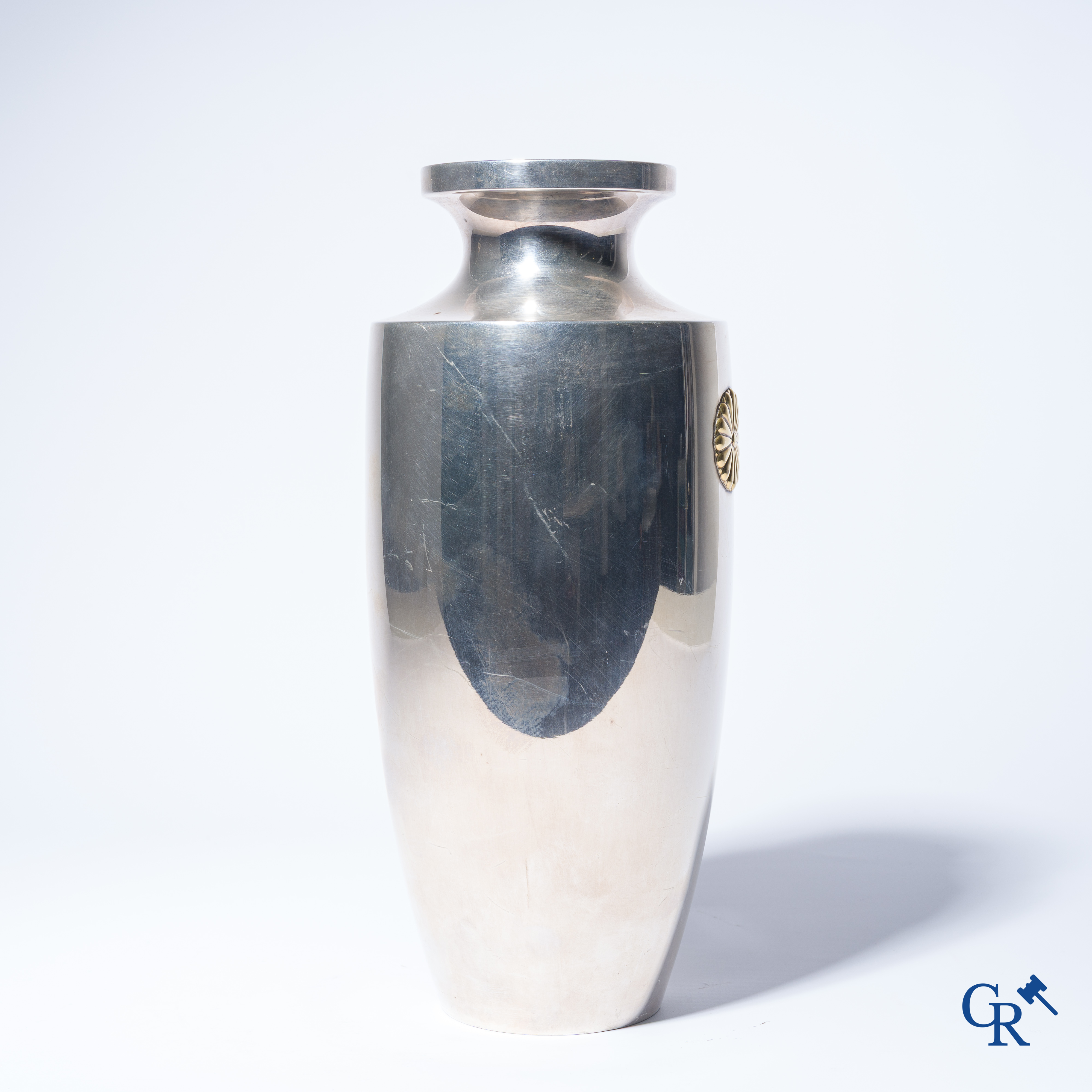 Aziatica. Japanse keizerlijke vaas in zilver gedecoreerd met een gouden floraal medaillon, Kiku Mon. 20ste eeuw.