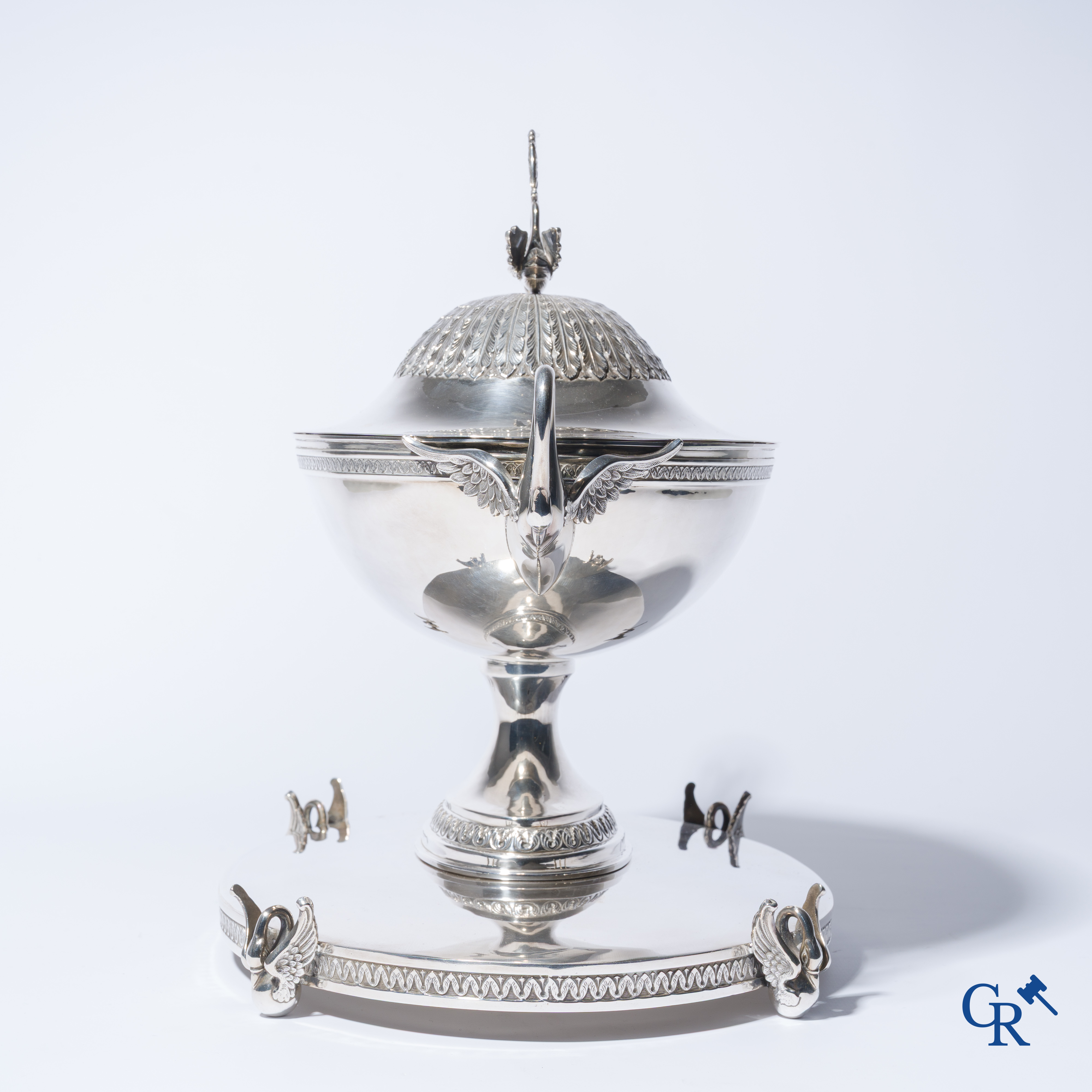 Zilver. Uitzonderlijk tafelmiddenstuk met zwanen in zilver 915°/00. Empire stijl.