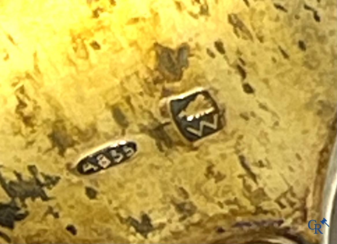 Wolfers Brussel. Geboorteset in vermeil 835°/00, de rammelaar 925°/00 en een set in zilver 835°/00. 20ste eeuw.