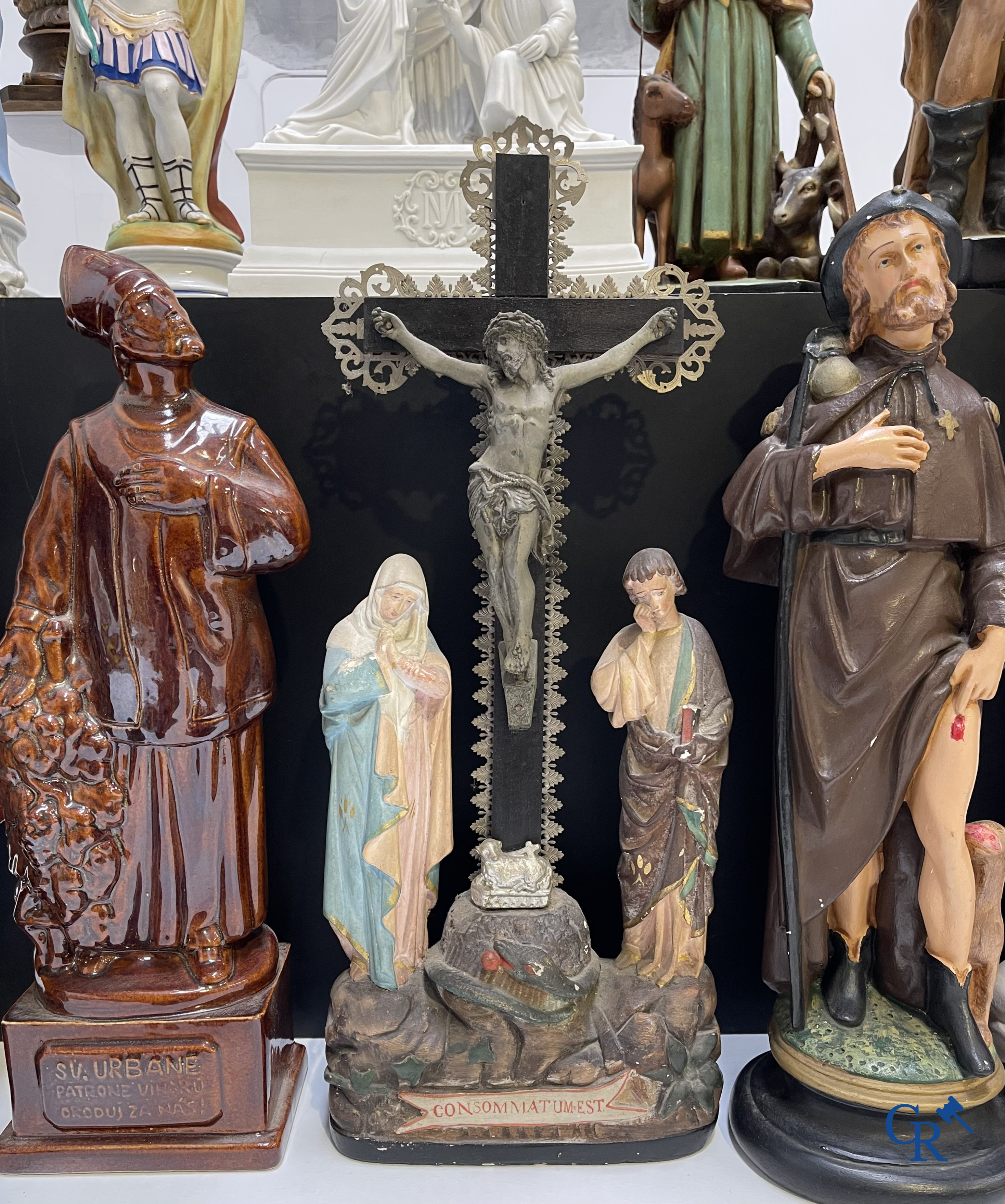 Religieuze objecten. Een groot lot heiligenbeelden in biscuit, hout, faience en plaaster.