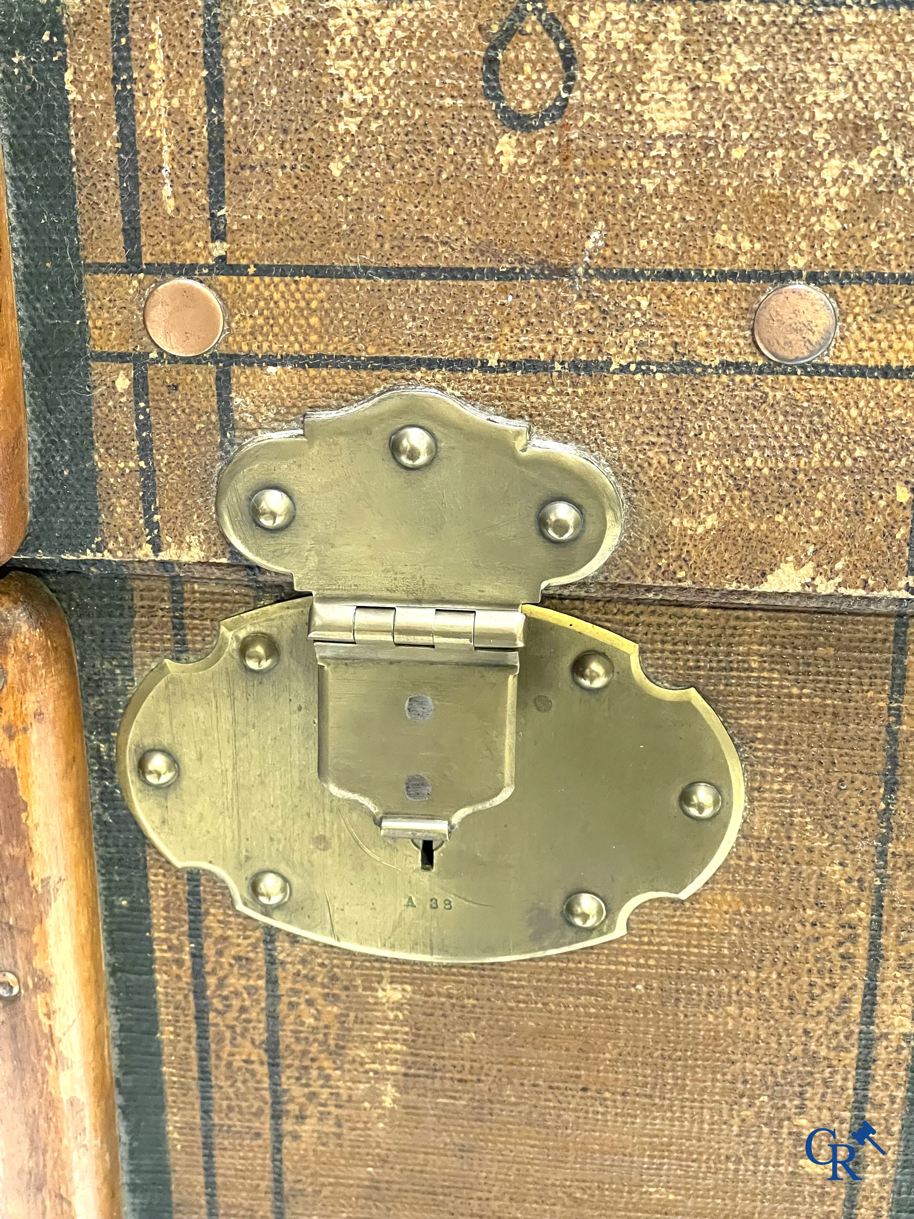 Antieke koffer. Buitengewone grote reiskoffer met dressing. Meerdere schuiven en opbergvakken. Circa 1900.