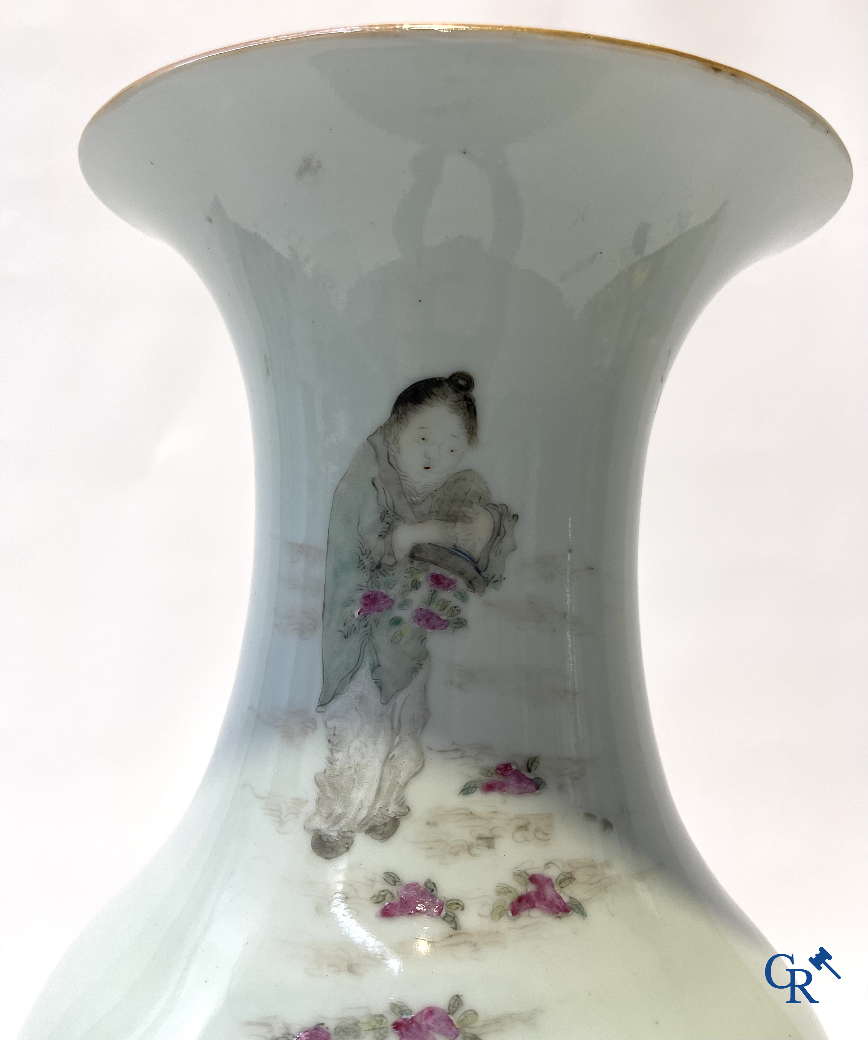 Aziatica. Chinese qianjiang cai vaas in porselein met onsterfelijken en kalligrafie. Gesigneerd. 19e-20ste eeuw.