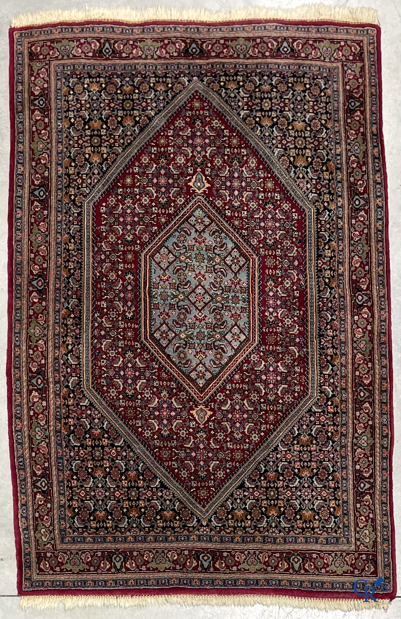 Oosterse tapijten. 2 handgeknoopte tapijten in wol.