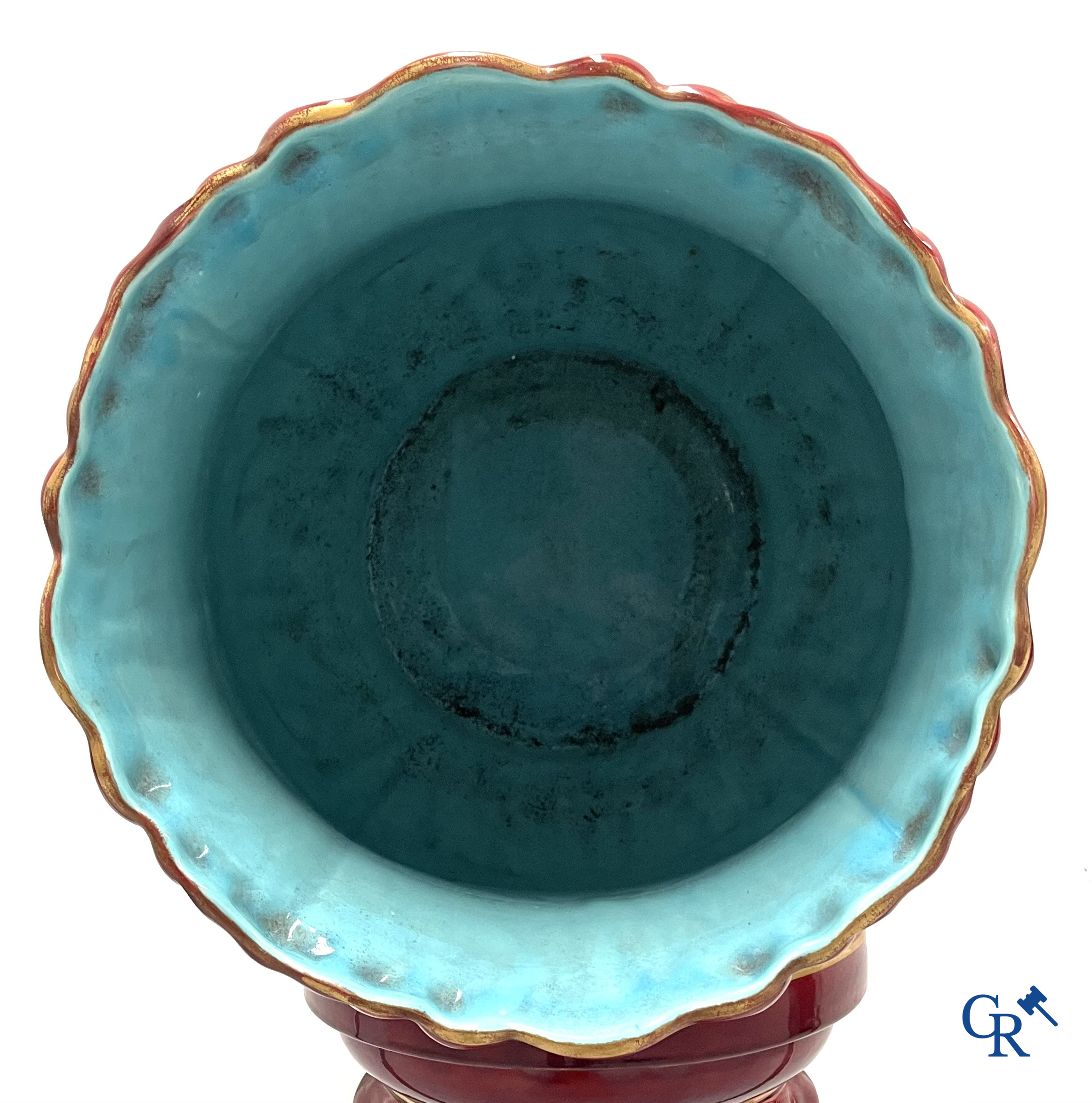 Art Nouveau, Sarreguemines. Een cache pot in geëmailleerde faience of barbotine op bijhorende staander. Circa 1910.