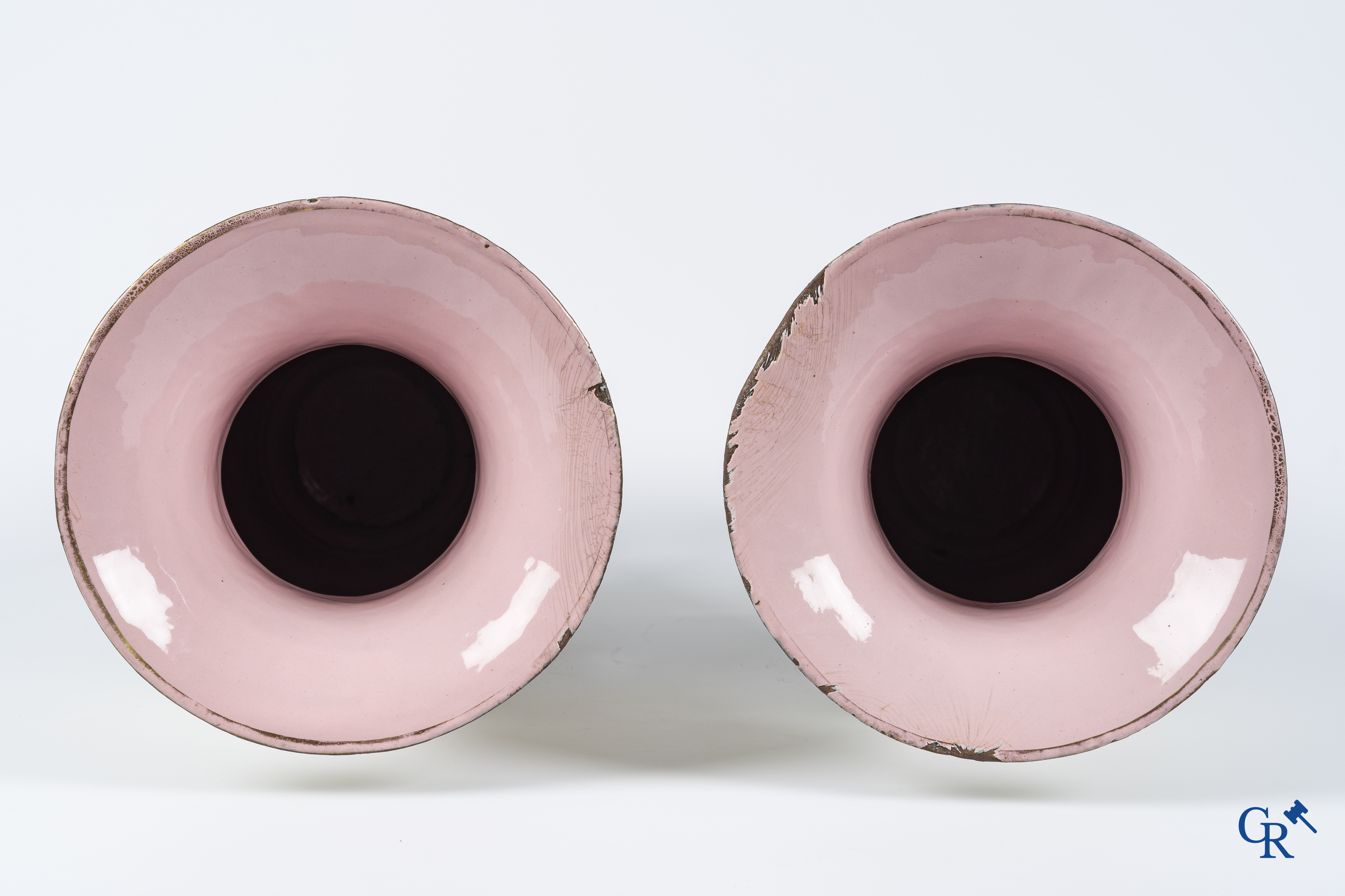 Een paar vazen in reliëf geëmailleerd metaal met een decor van vogels. Circa 1900.