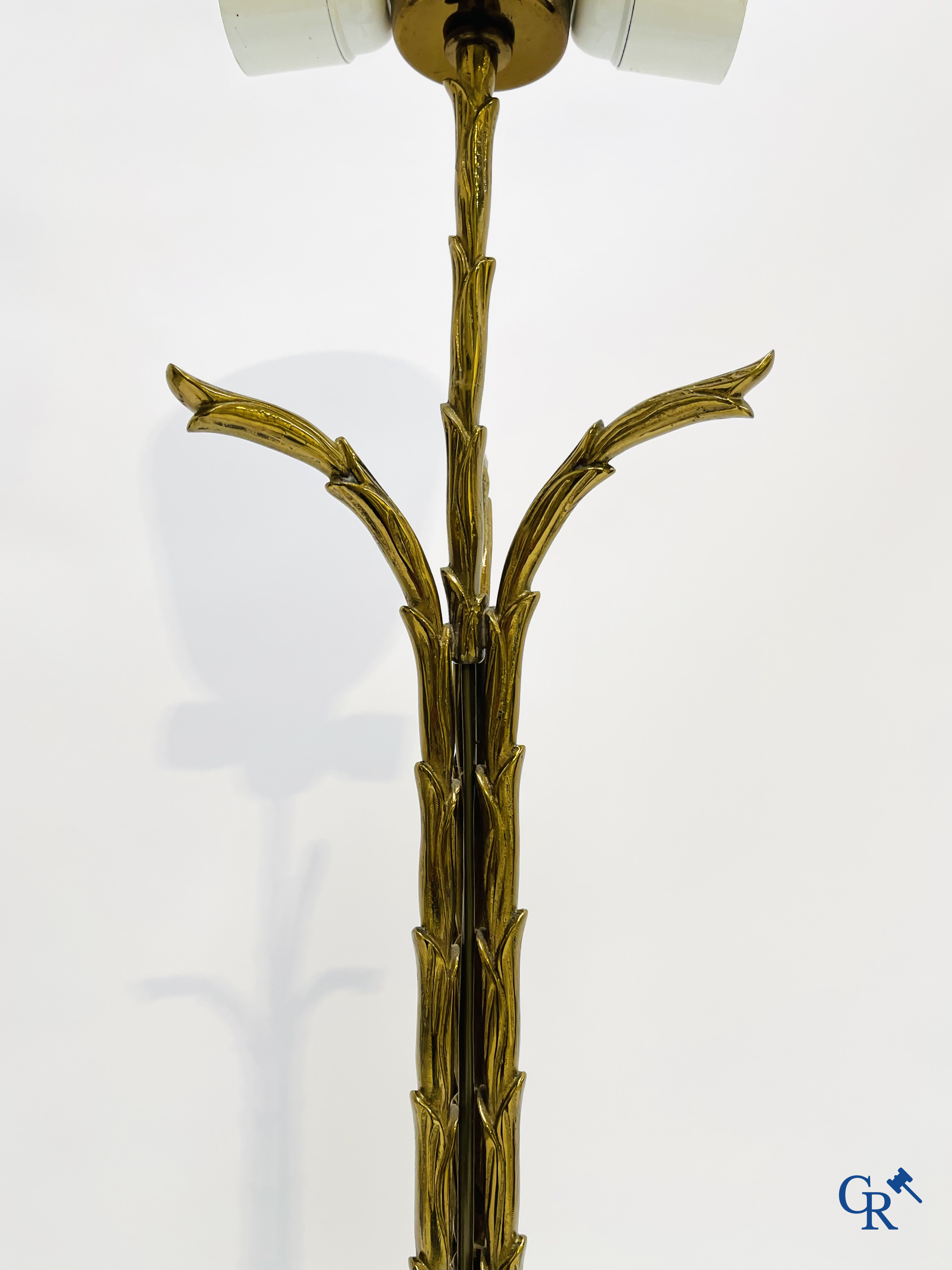 Maison Baguès, Palm lamp met drie-potige voet in verguld brons. Circa 1970.
