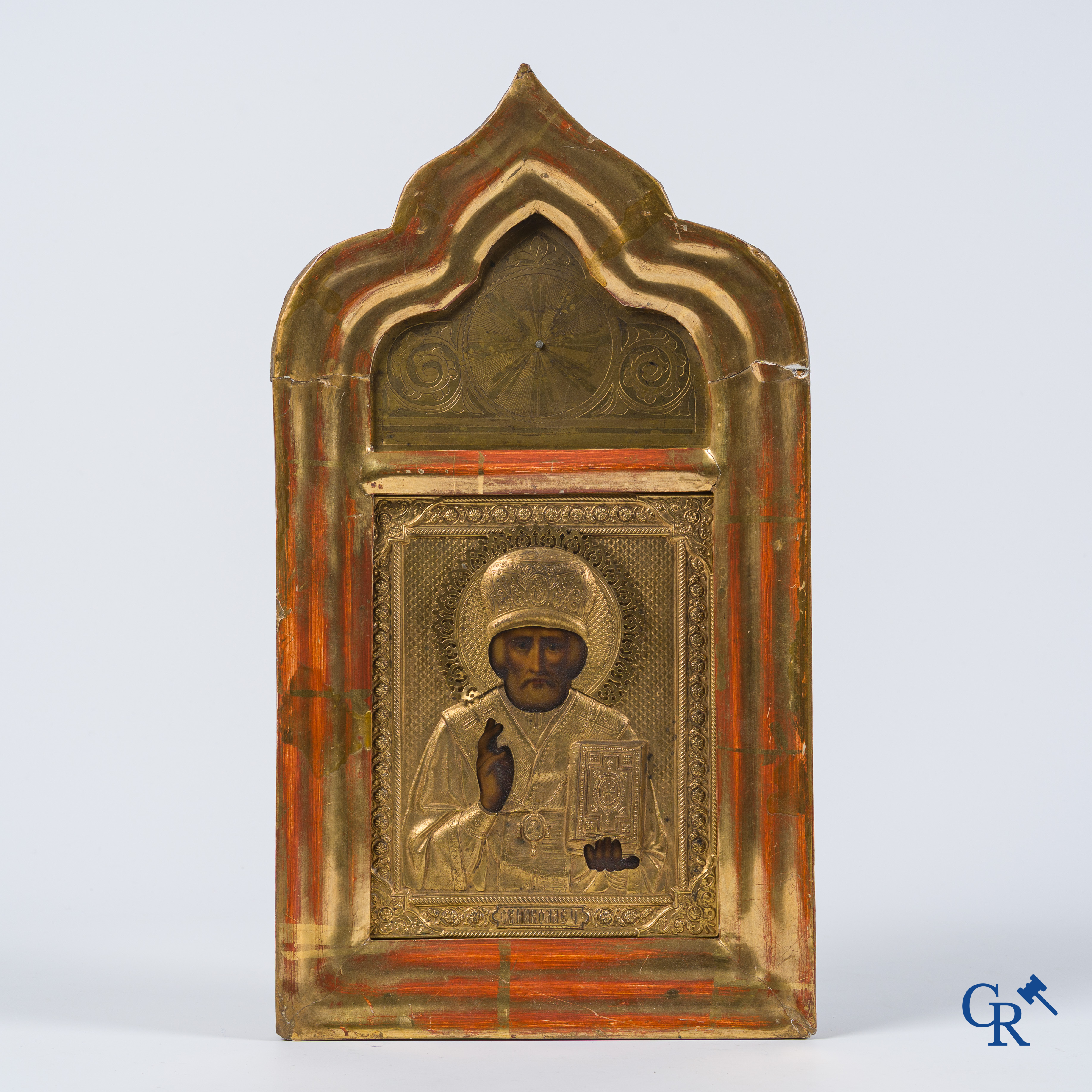 Russische Orthodoxe icoon met houten frame en vergulde oklad. Voorstelling van de Heilige Nicolaas. 19e eeuw.