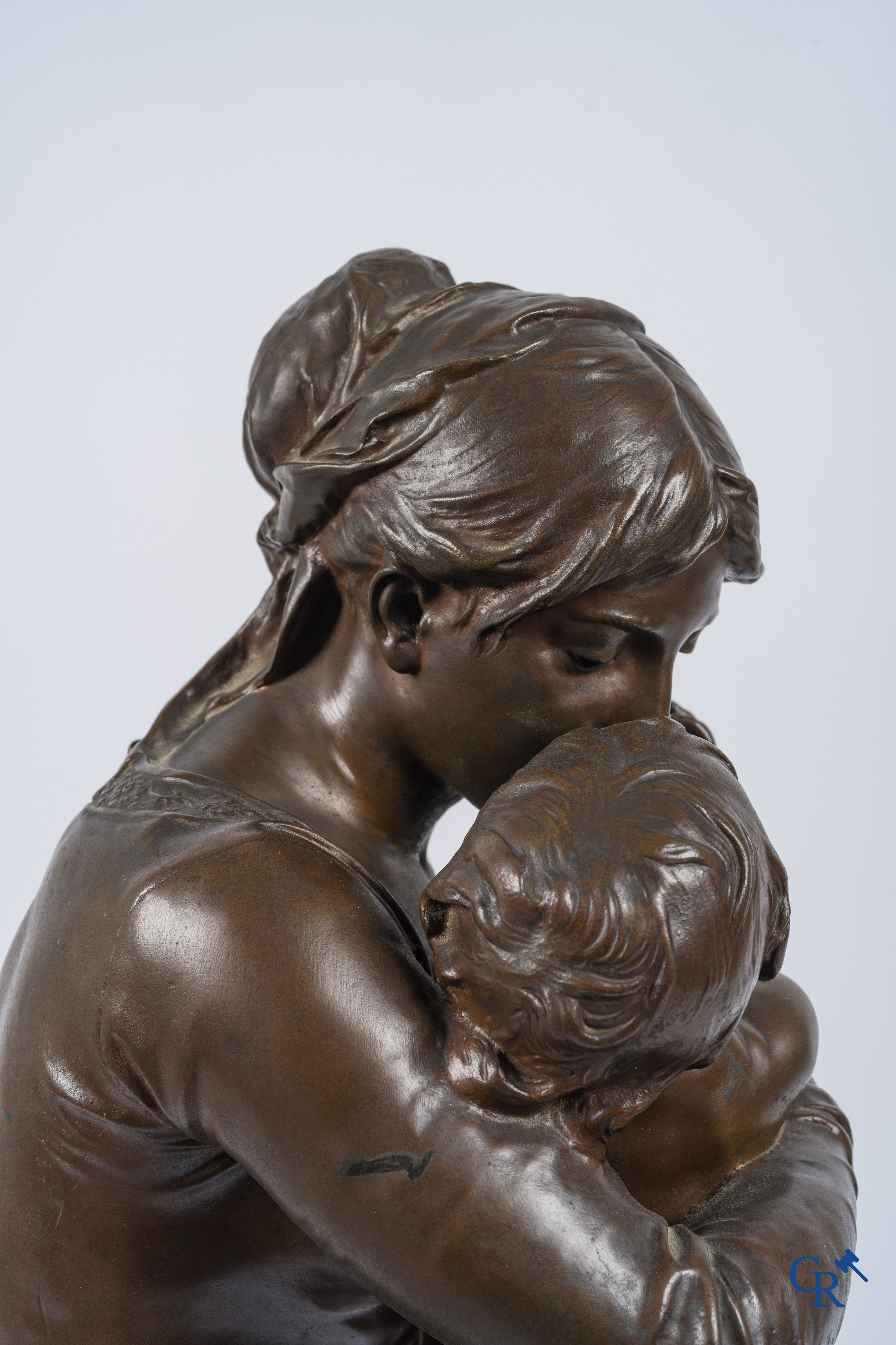 Jean Gautherin (1840-1890) "Moederliefde" Groot bronzen beeld met bruine patina. Gieterij Thiebaut frères Paris. 19e.