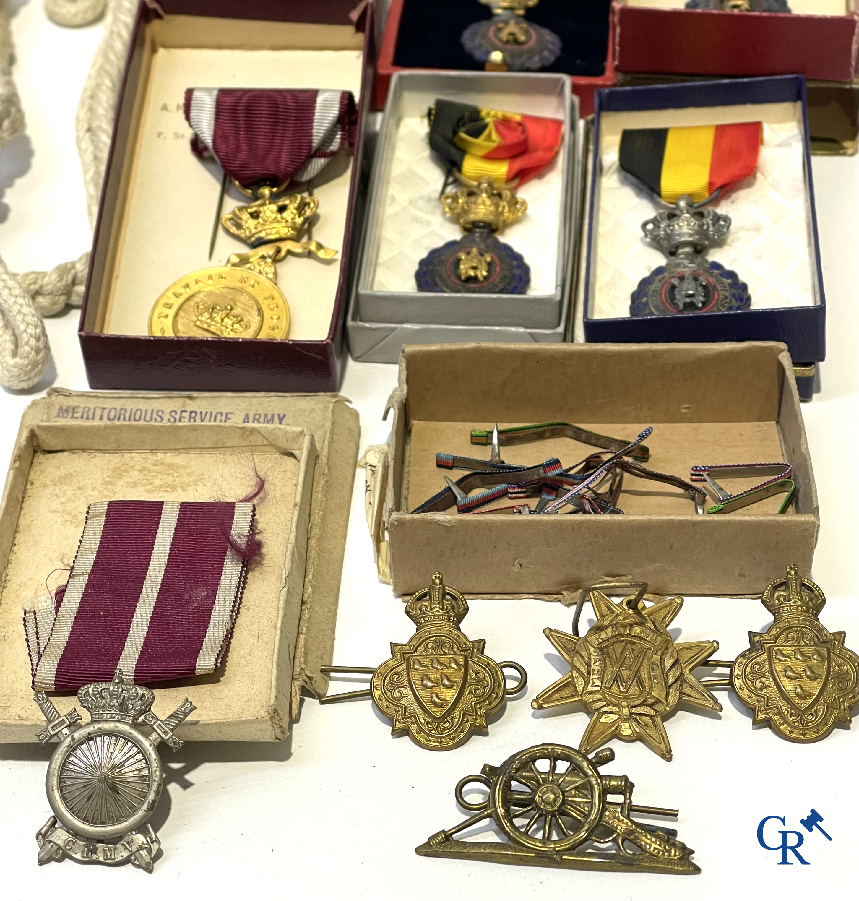 Interessant lot met medailles, eretekens en militaria.