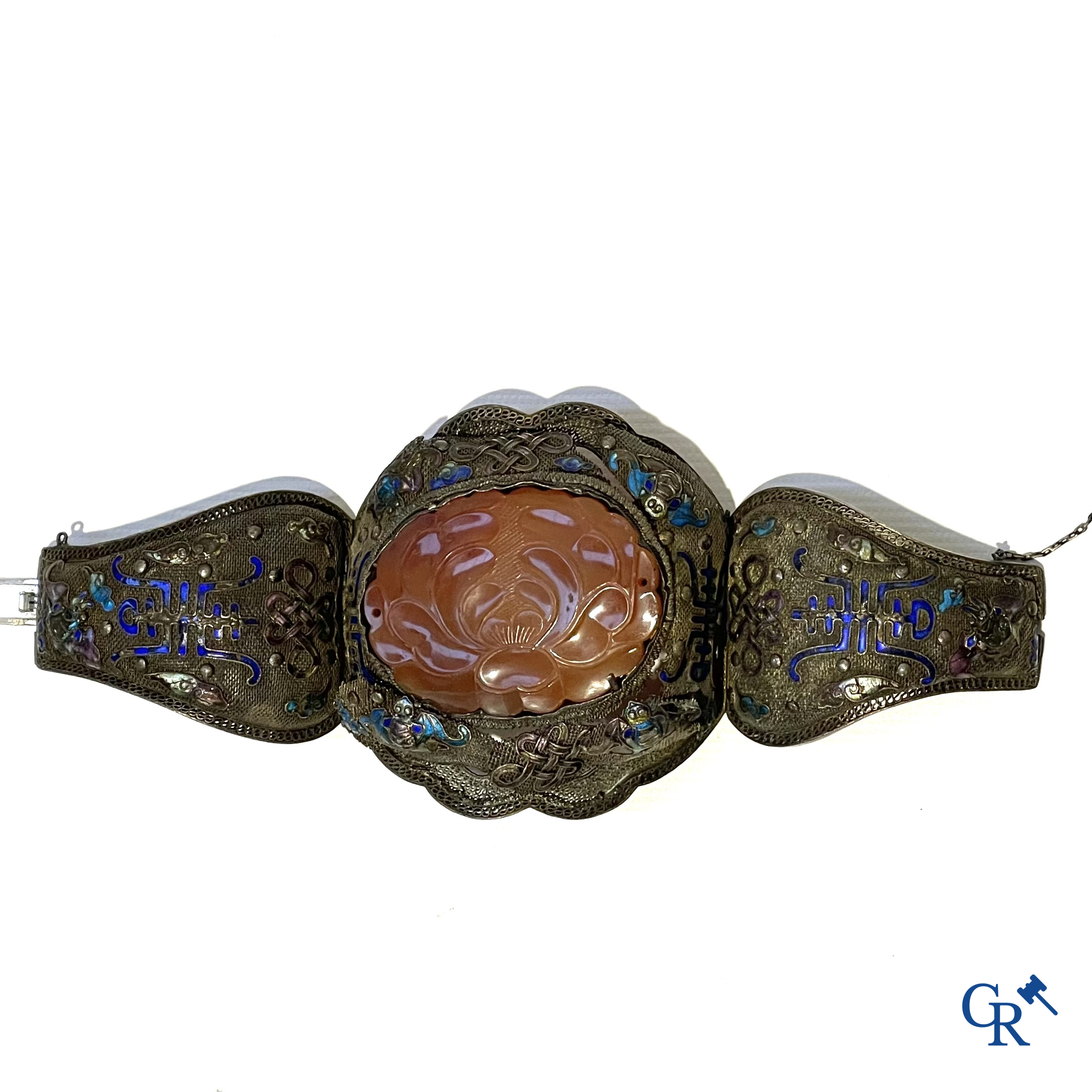 Asian Art. Large Chinese bracelet in silver filigree with a central lotus flower in carved carnelian quartz. 19th century.