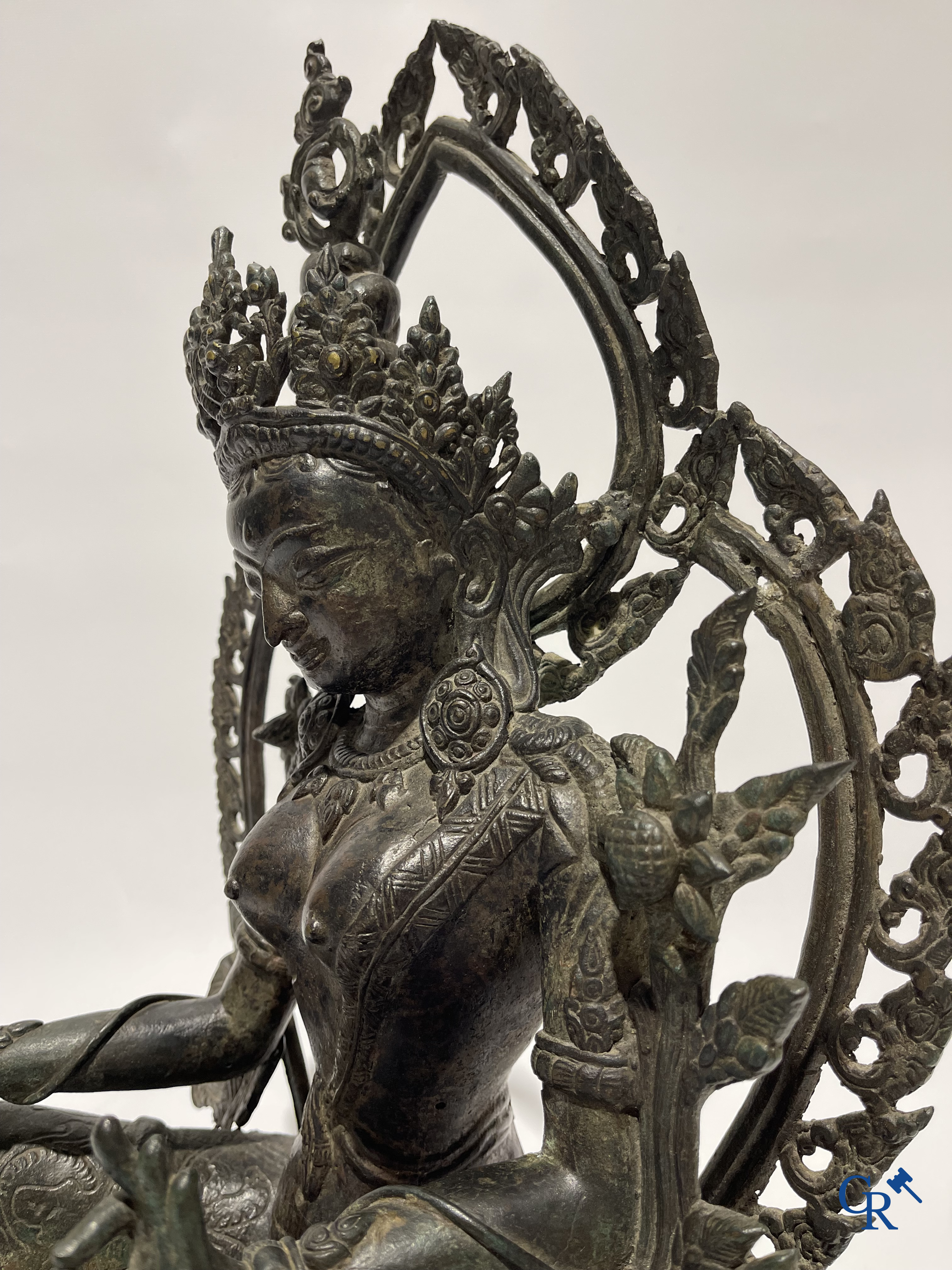 Aziatica, Een bronzen voorstelling van Syamatara. Resten van vergulding. Tibet, 19e eeuw.