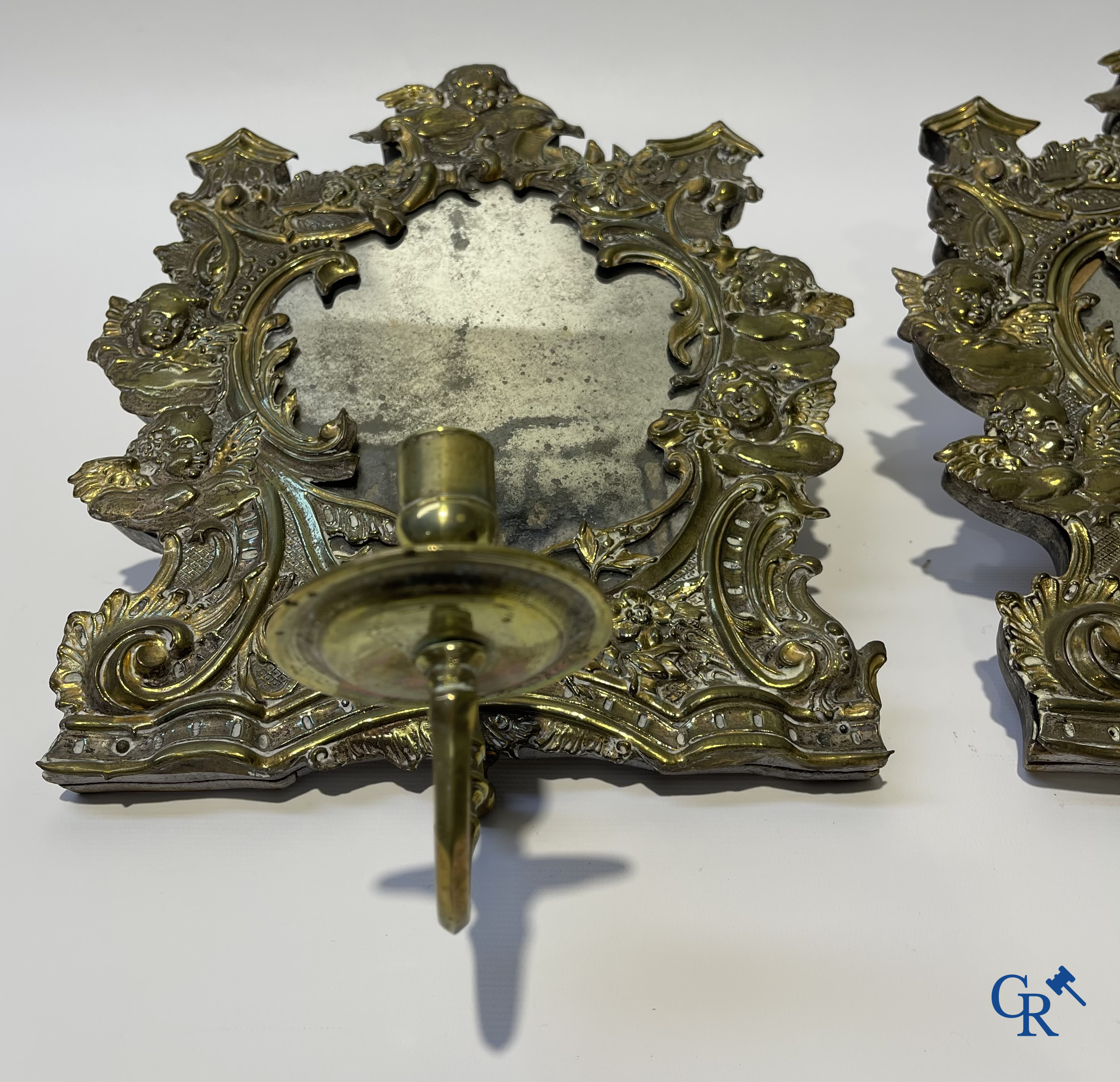 Paar wandlichten met spiegels, koper en bronzen kaarsenhouders. XVIIIe eeuw. Met certificaat uit 1984 van J. Zeberg.