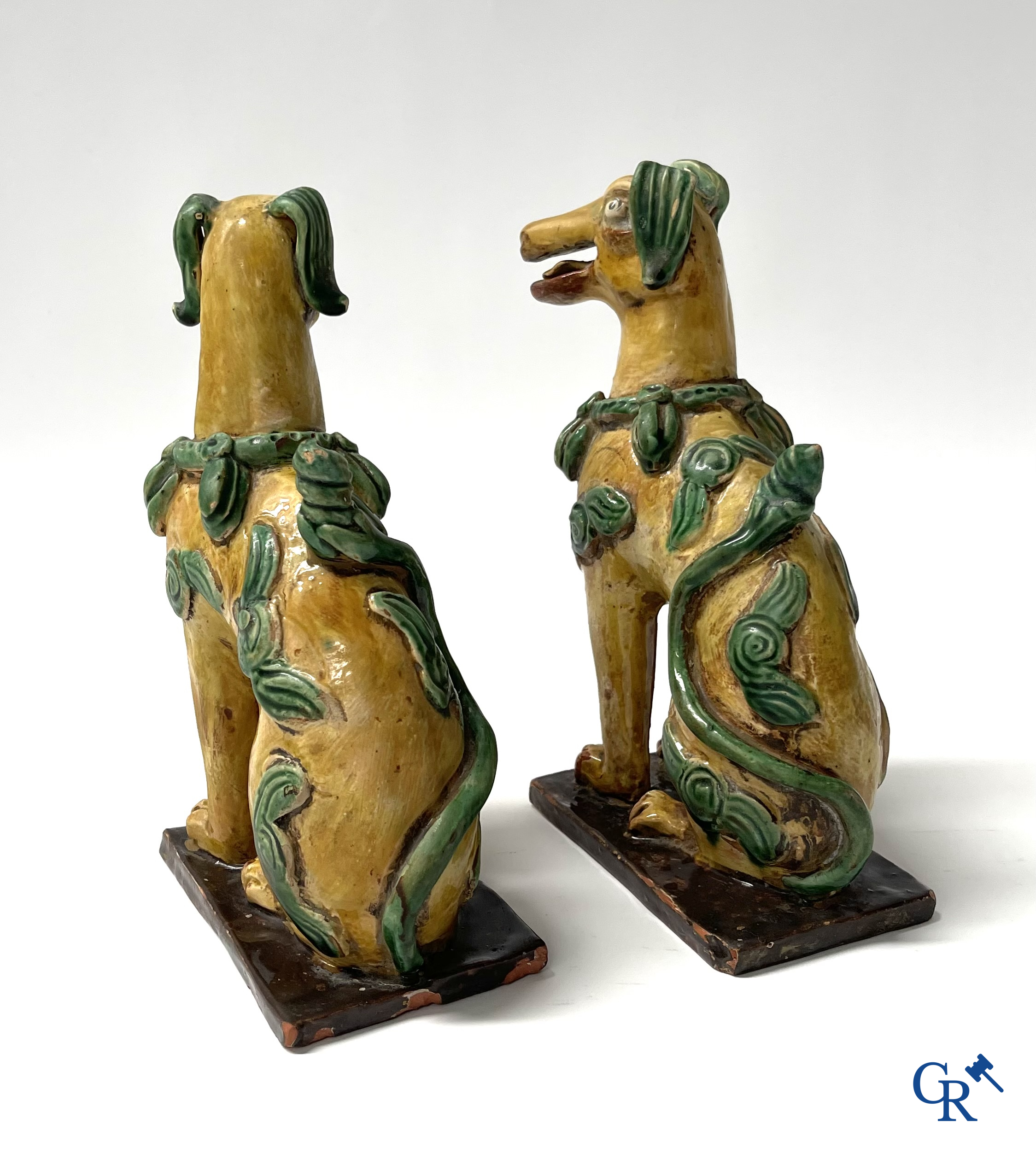 Aziatica, Een paar zittende honden in Chinees geëmailleerd aardewerk.