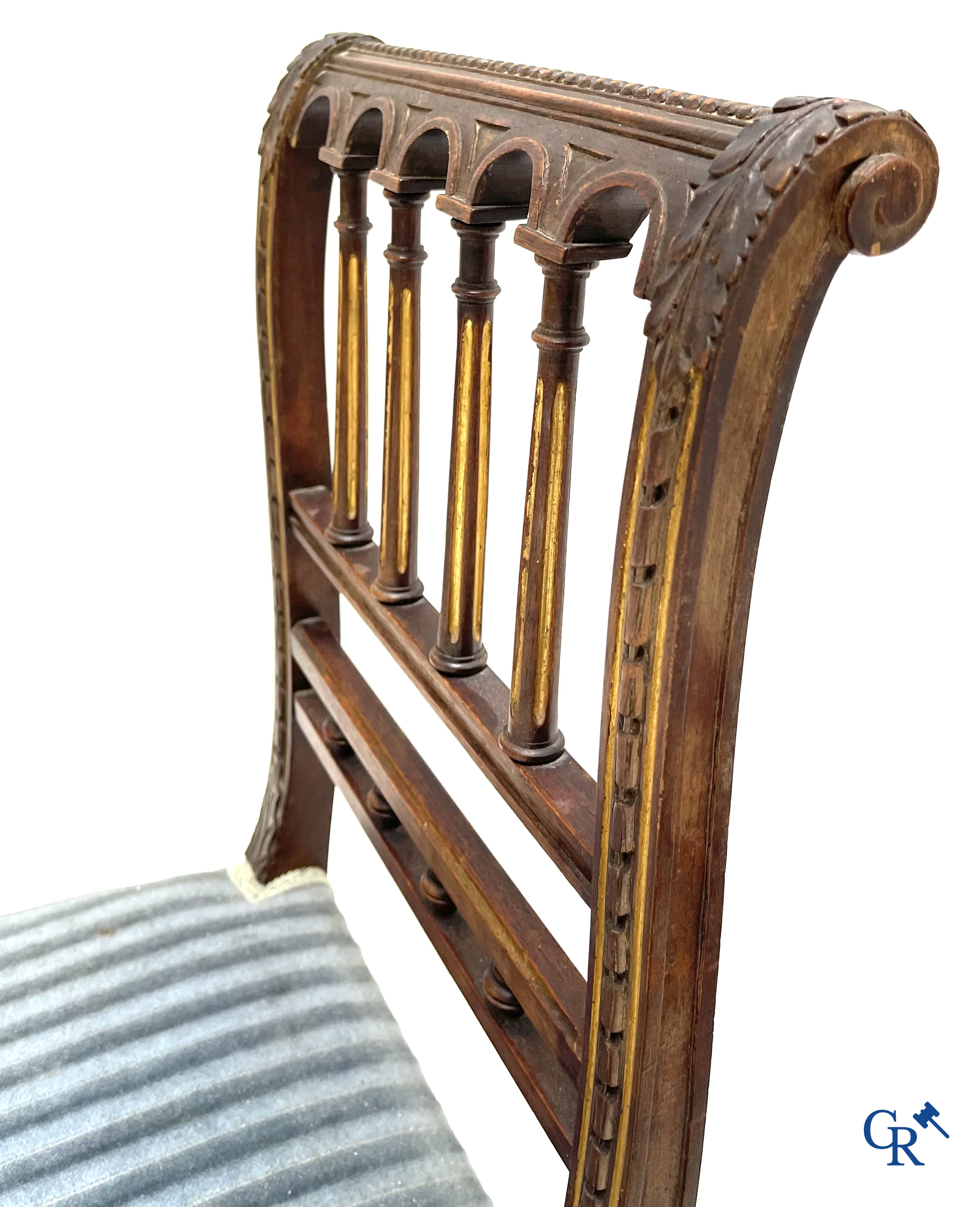 Damesbureau met 2 stoelen in gesculpteerd en verguld notelaar. Circa 1900.