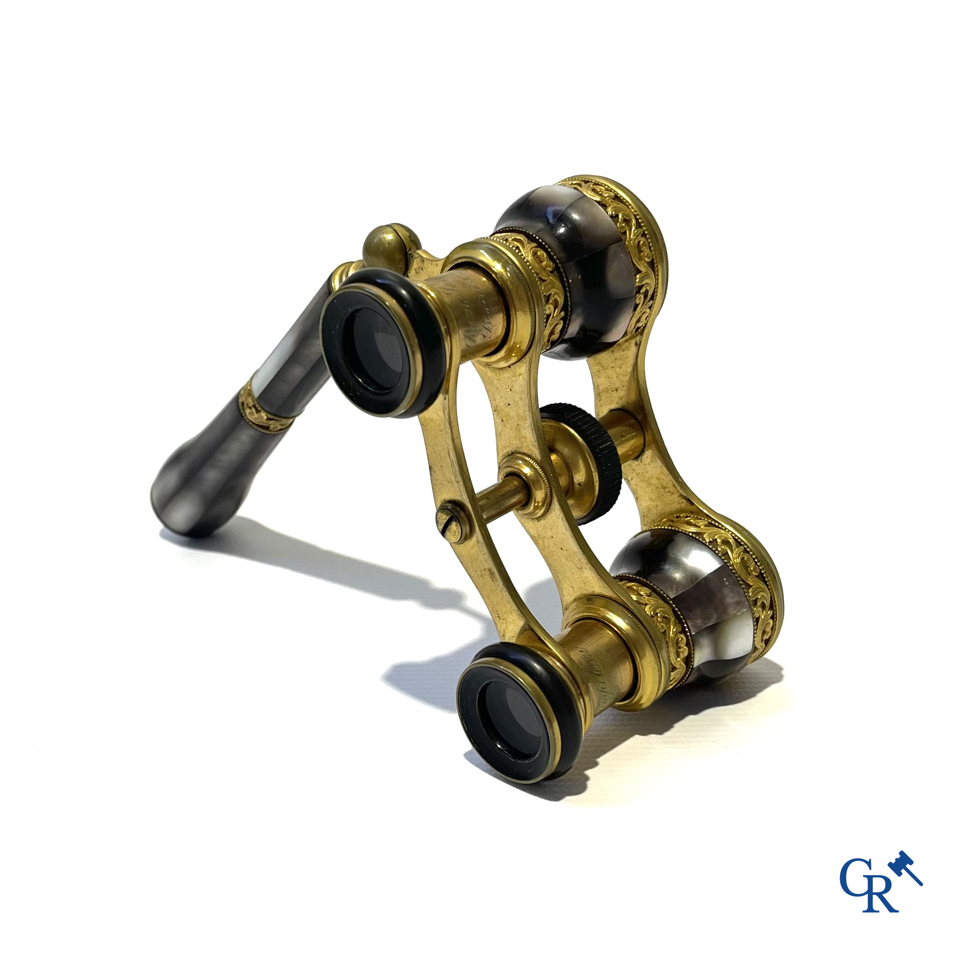 Theaterverrekijker of opera bril in fijn geciseleerd en verguld brons bewerkt met parelmoer. Desimpelaere Brussel.