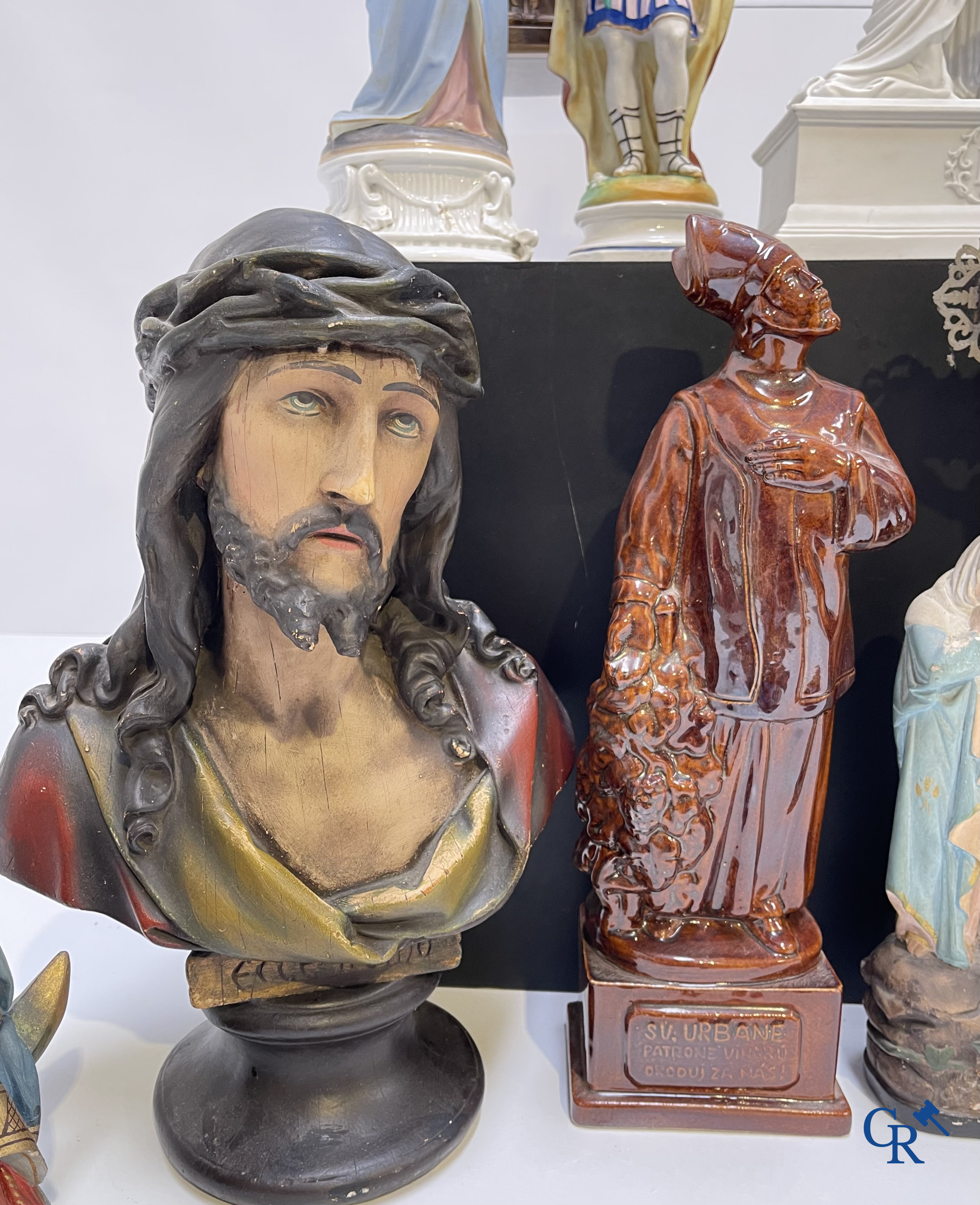 Religieuze objecten. Een groot lot heiligenbeelden in biscuit, hout, faience en plaaster.