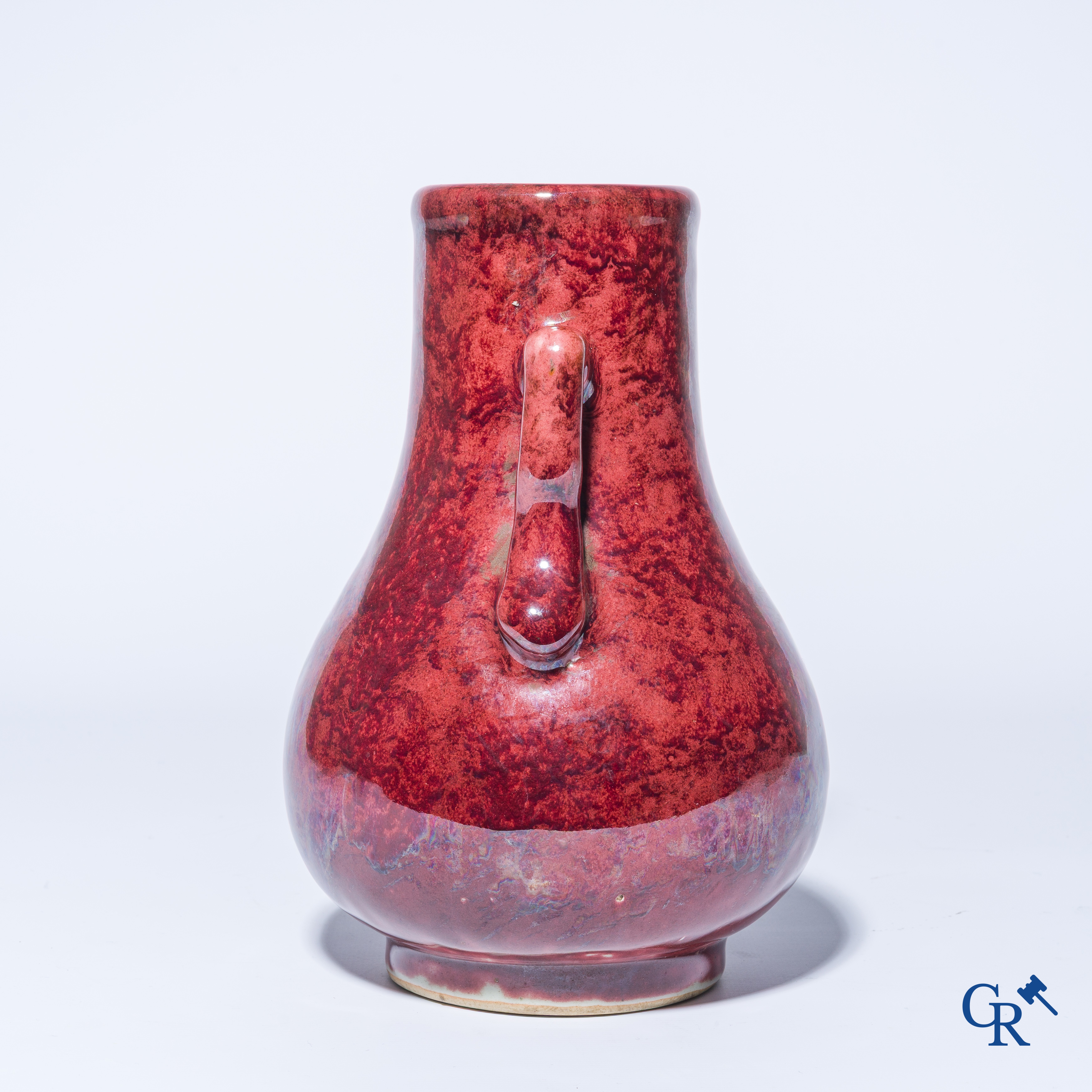 Aziatica. Een Chinese porseleinen Sang de boeuf vaas. 19e eeuw.