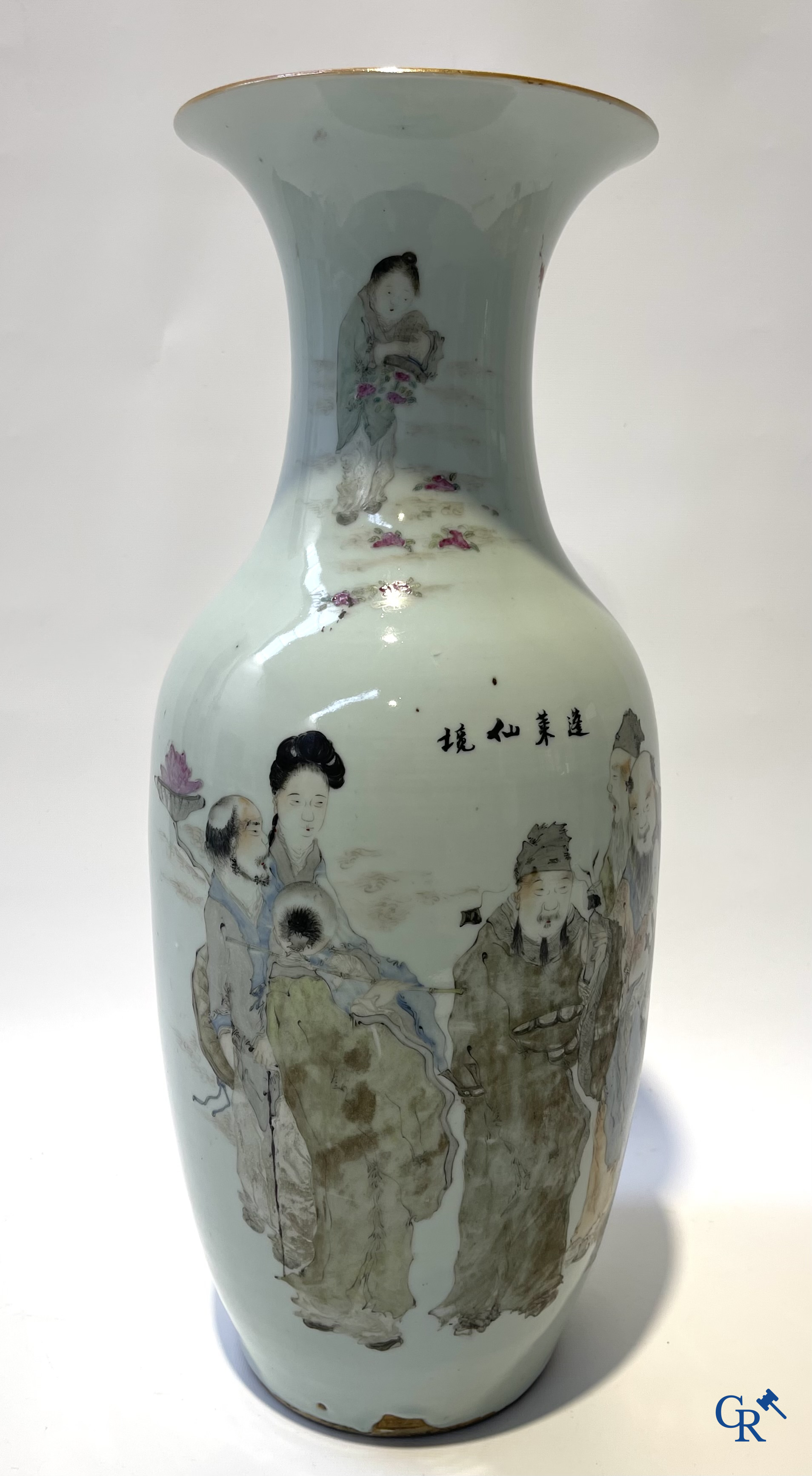 Aziatica. Chinese qianjiang cai vaas in porselein met onsterfelijken en kalligrafie. Gesigneerd. 19e-20ste eeuw.