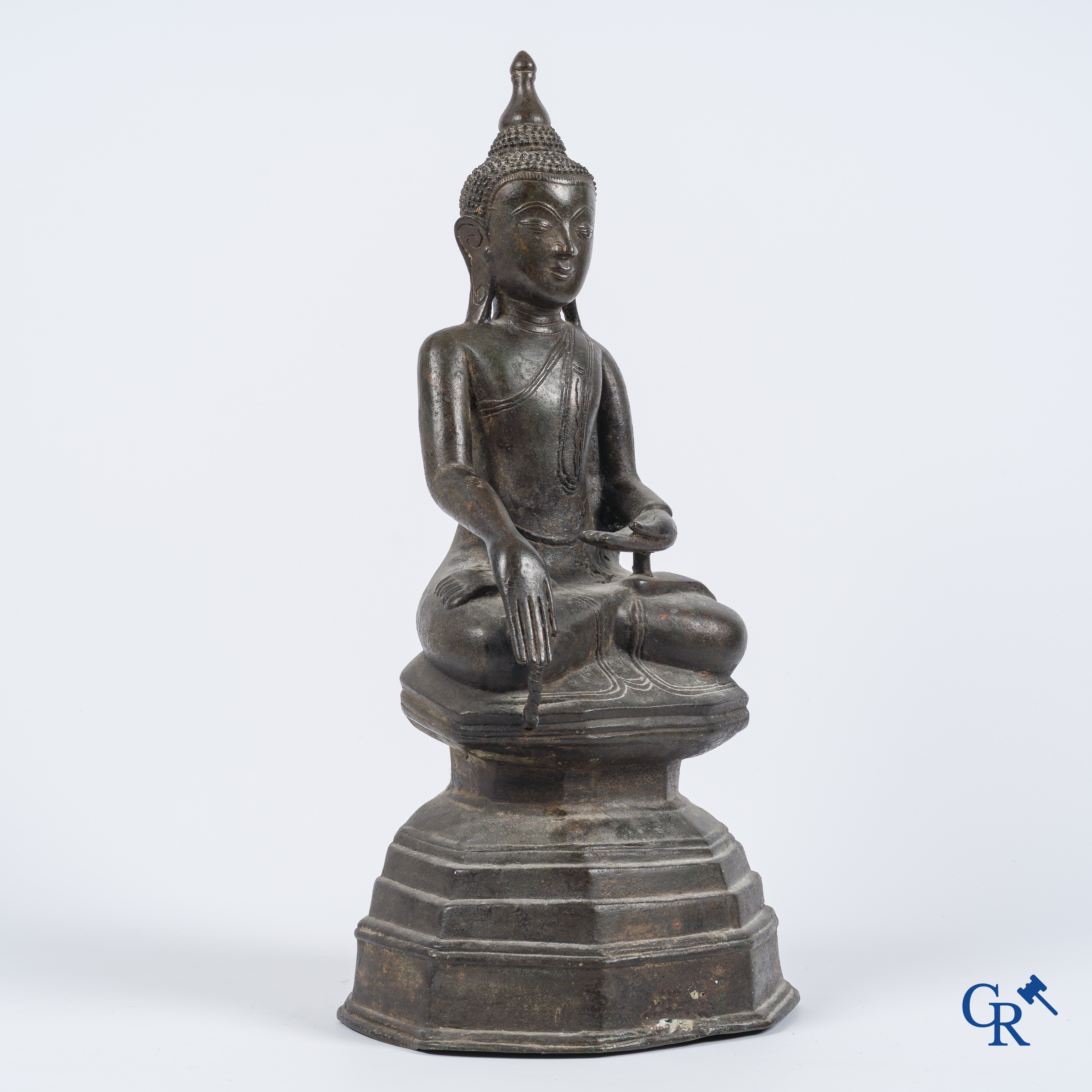 Aziatica. Birma. Een grote voorstelling van een zittende Boeddha in brons. 19e eeuw.