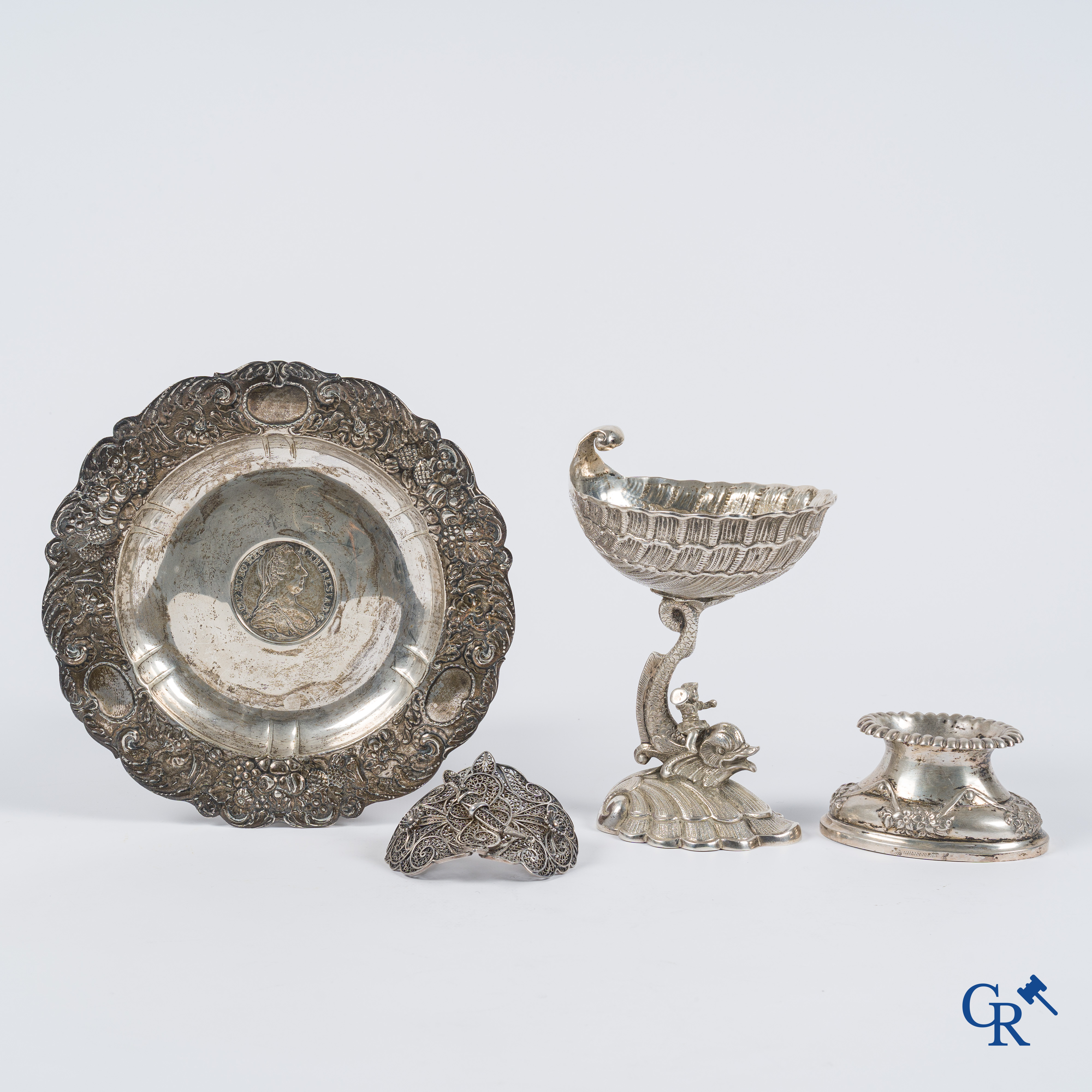 Zilver. 4 vormstukken in bewerkt zilver. 18e-19e eeuw.