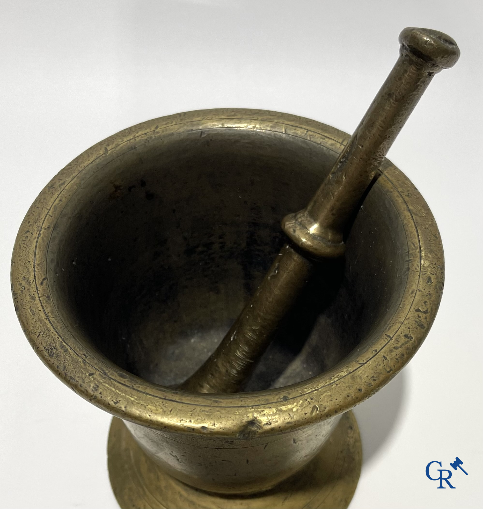 Antieke bronzen vijzel met stamper. 18e-19e eeuw.