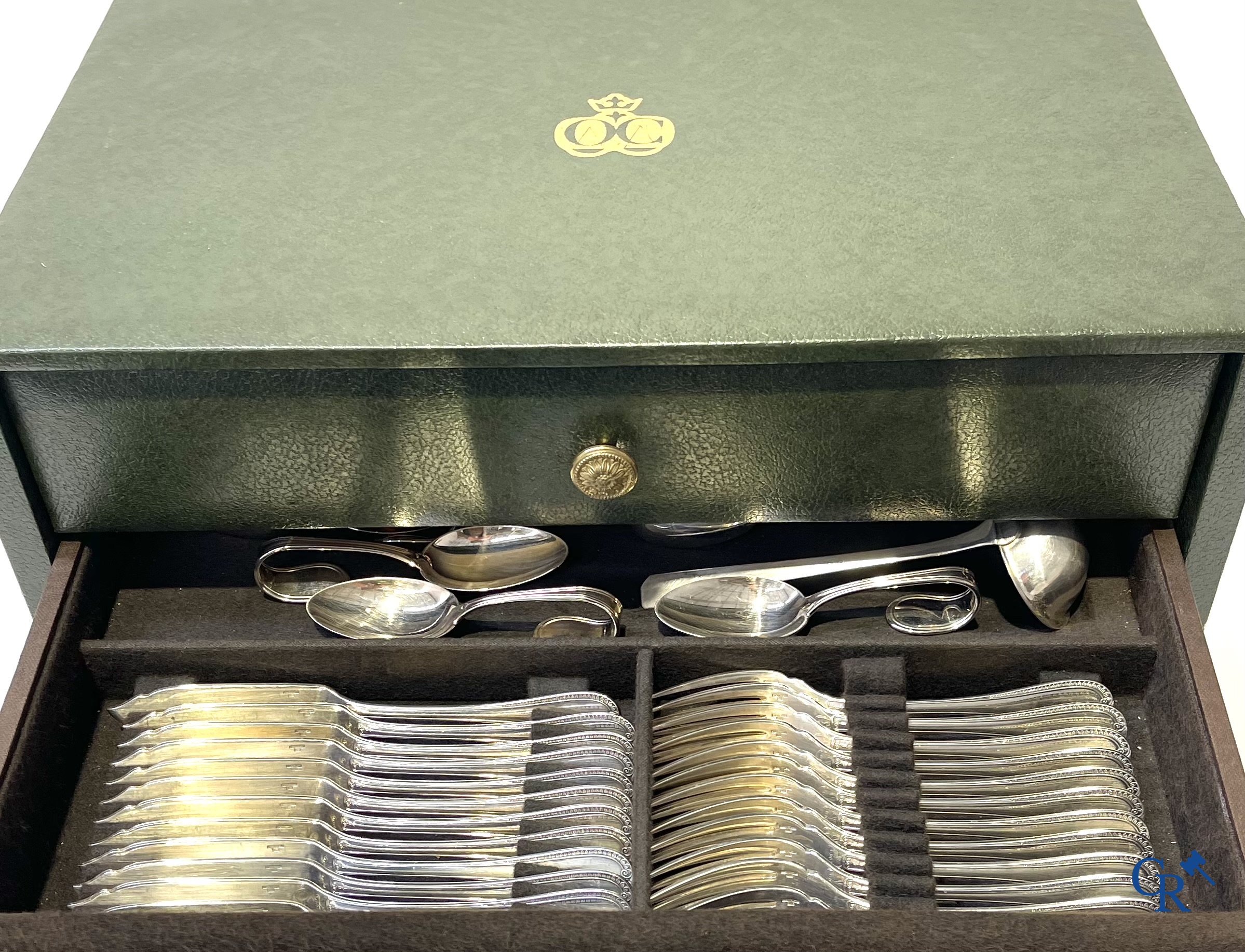 Christofle, een bestekkoffer met verzilverd bestek voor 12 personen. Model Malmaison.