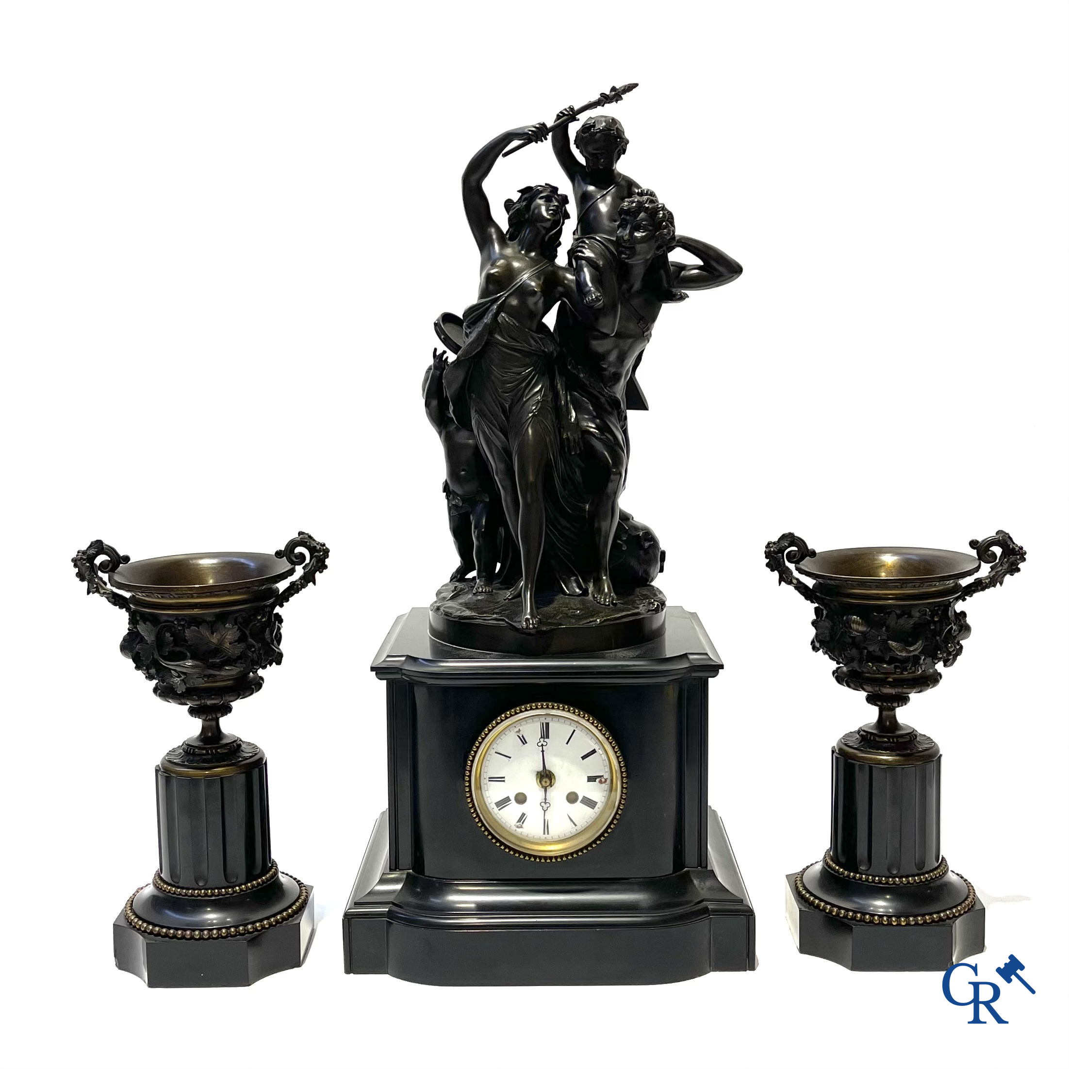 3 delige schouwgarnituur in marmer en brons in de stijl van Clodion. Circa 1900.