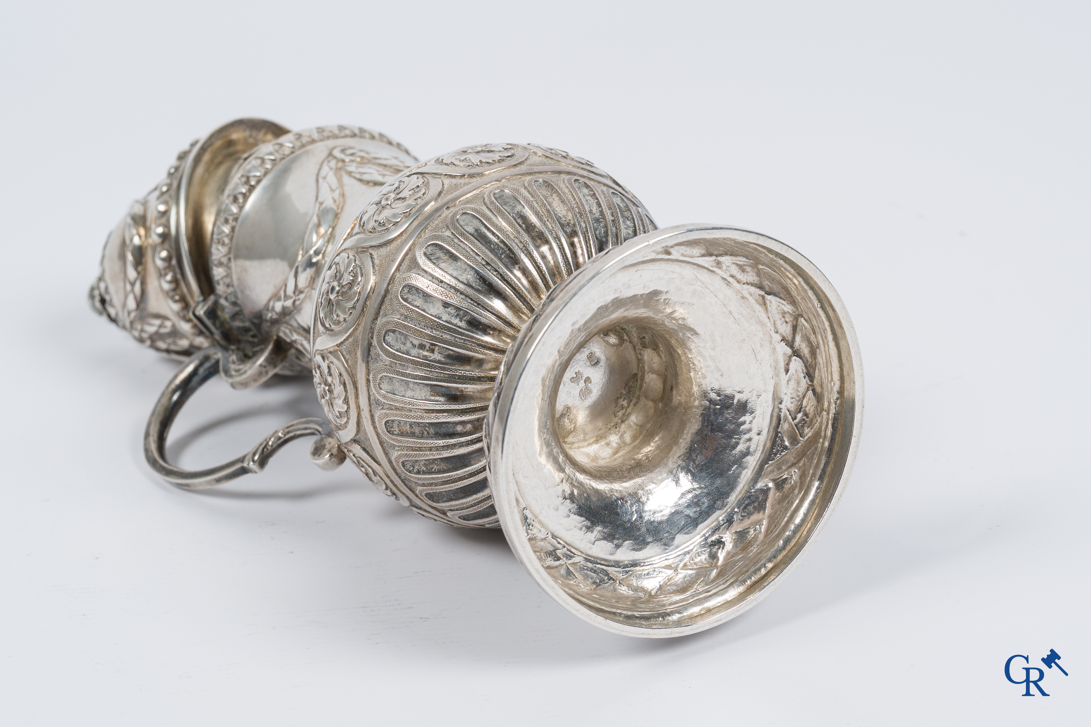 Grote mosterdpot in zilver, initialen G.M. gegraveerd in de voet. Meerdere keurstempels. Eind 18e eeuw.