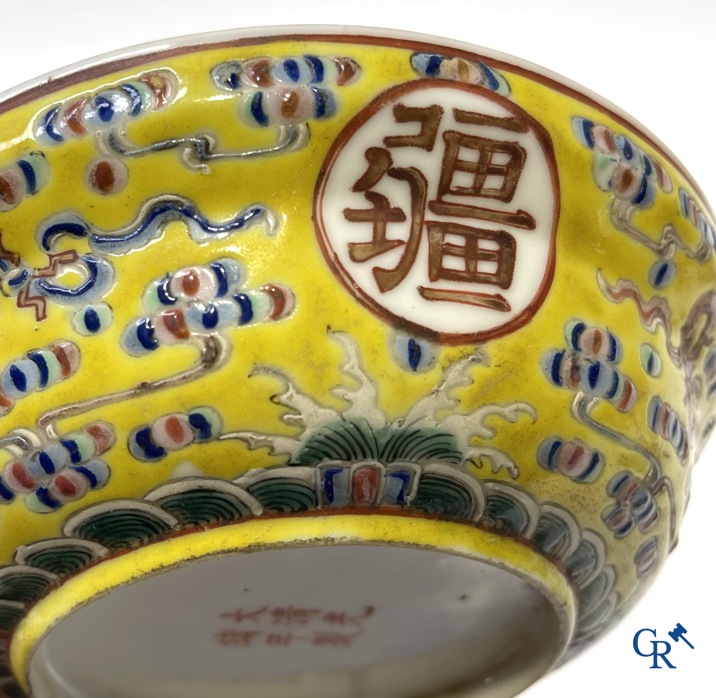 Aziatica. China. Een kavel met Canton porselein, een theepot en famille rose porselein met gele ondergrond.