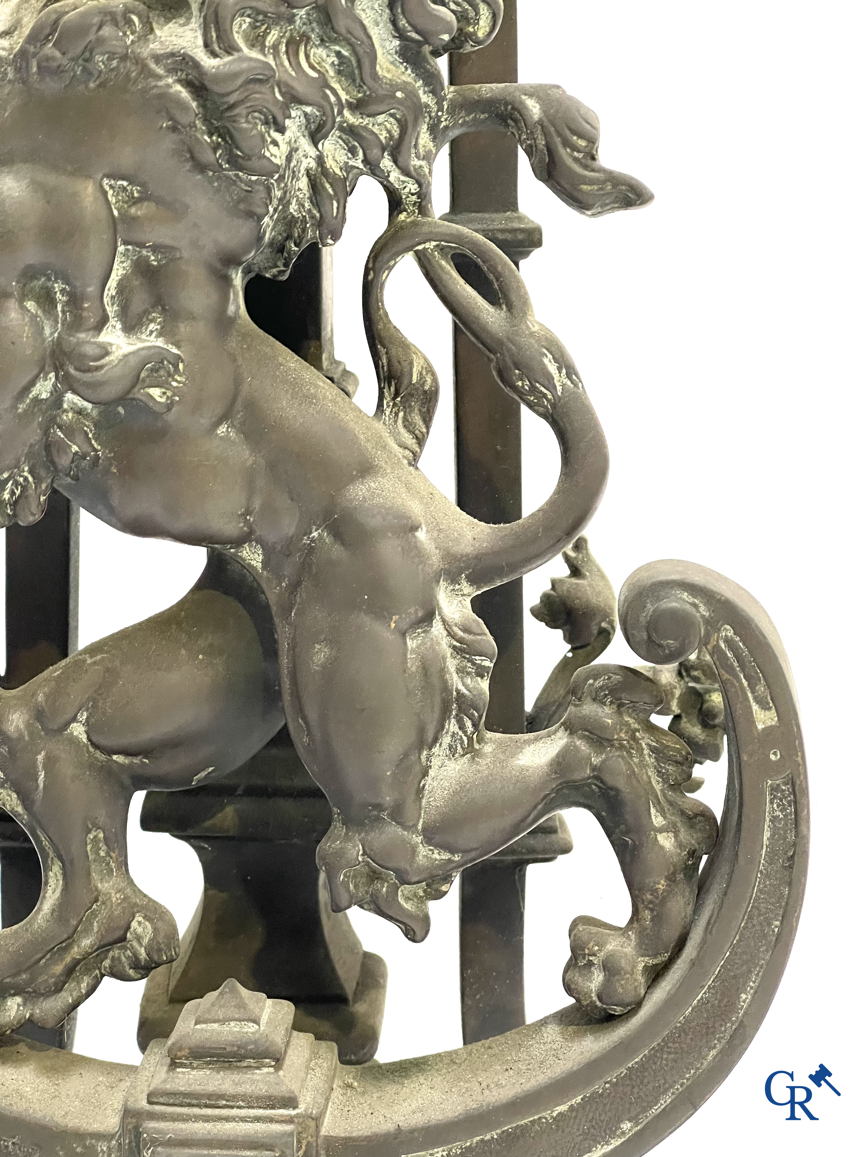 Paar bronzen haardstukken met leeuwen. 19e eeuw.