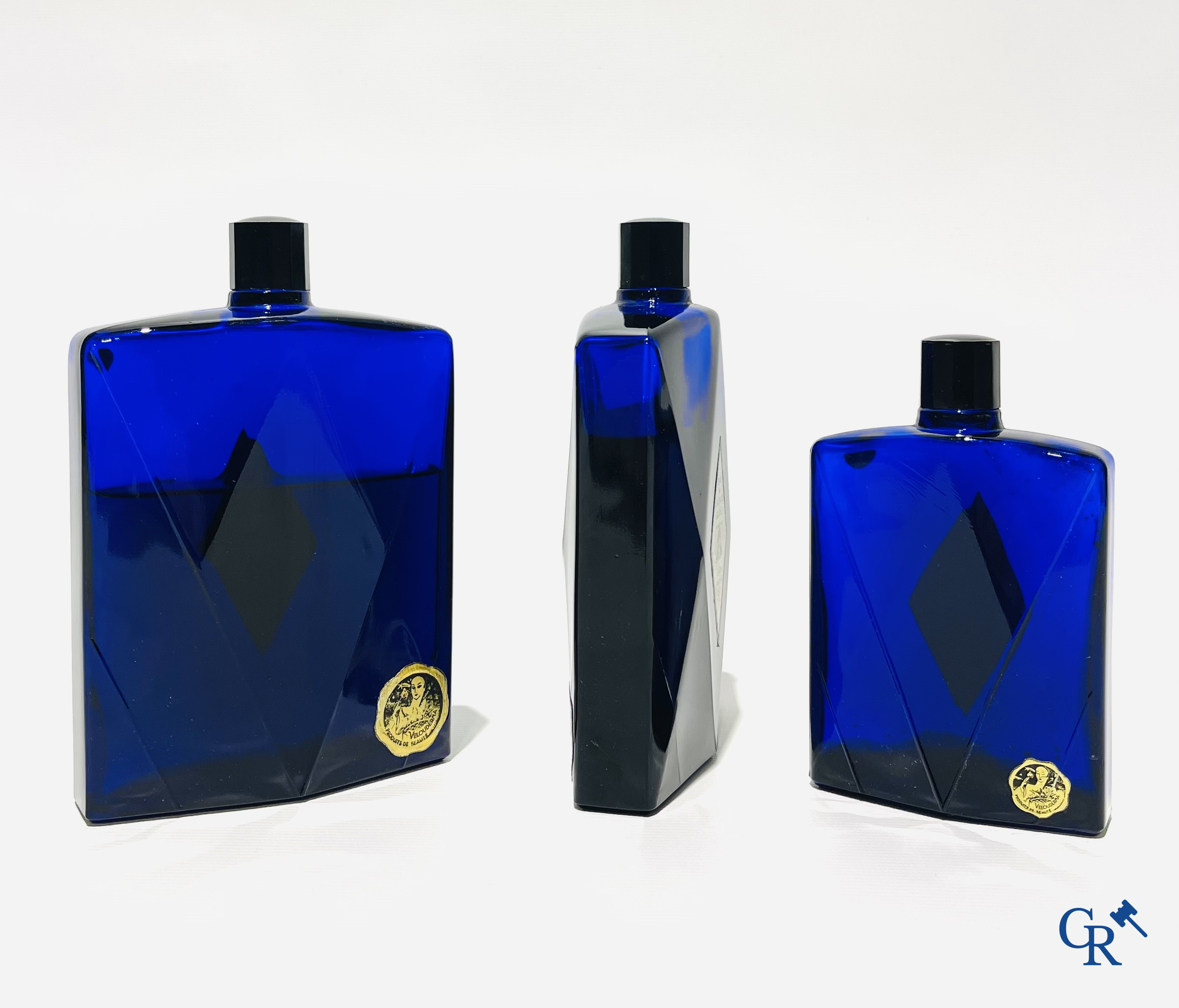 Art Deco. 3 saffier blauwe Eau de Cologne flessen voor Eau de Cologne Russe van Gilles August & Cie. Jaren '40.