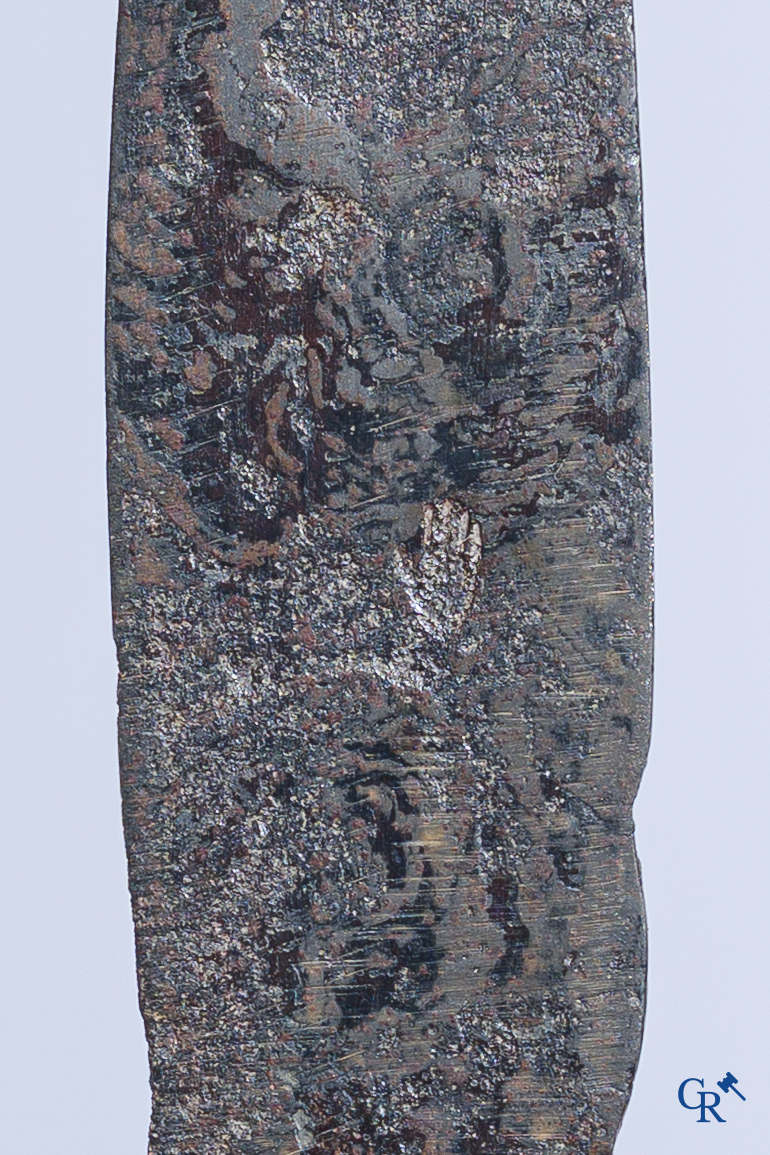 Zilver. 3 stuks tafelzilver waaronder een rattenstaartlepel, vleesspies en een mes. Vlaanderen, eind 16e eeuw.