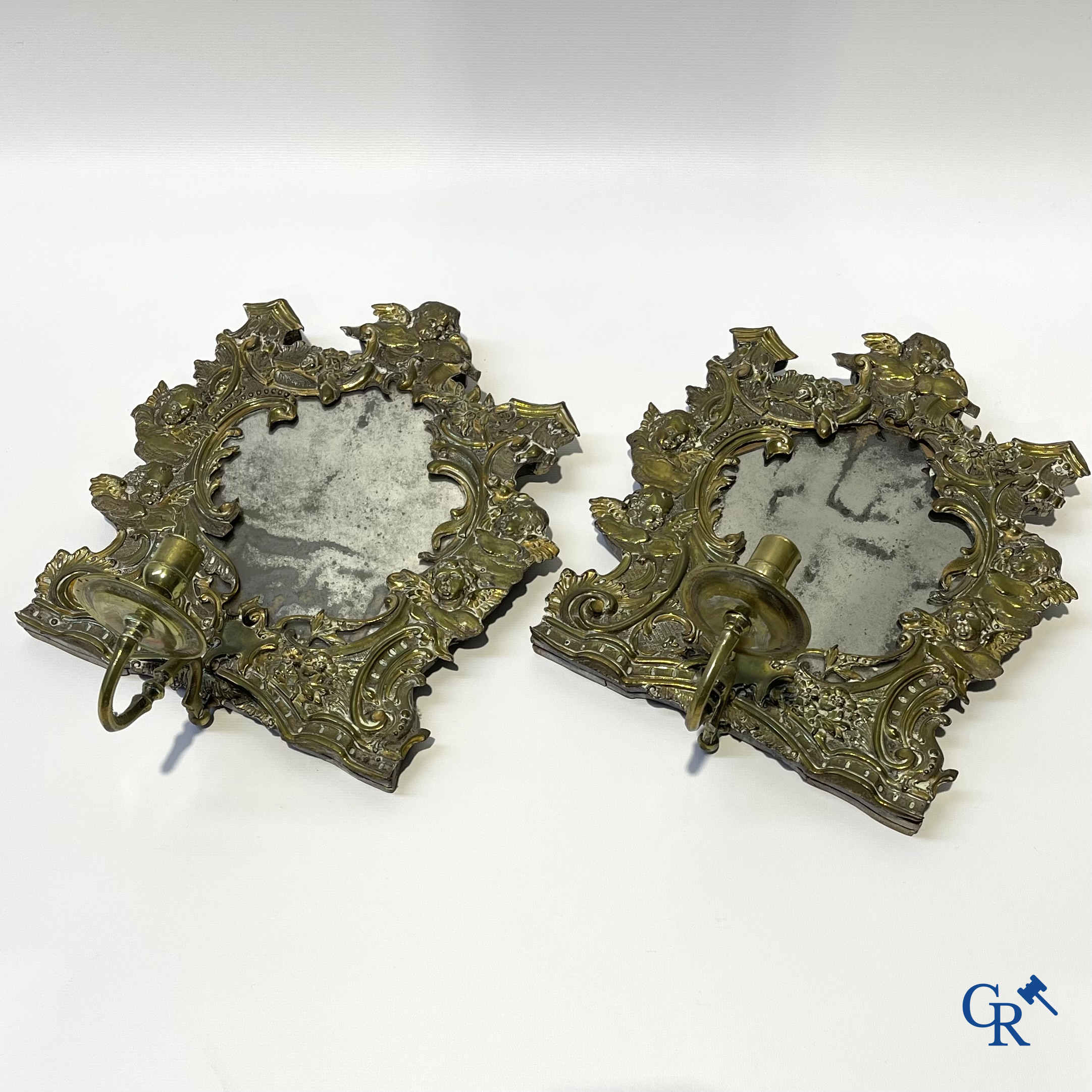 Paar wandlichten met spiegels, koper en bronzen kaarsenhouders. XVIIIe eeuw. Met certificaat uit 1984 van J. Zeberg.