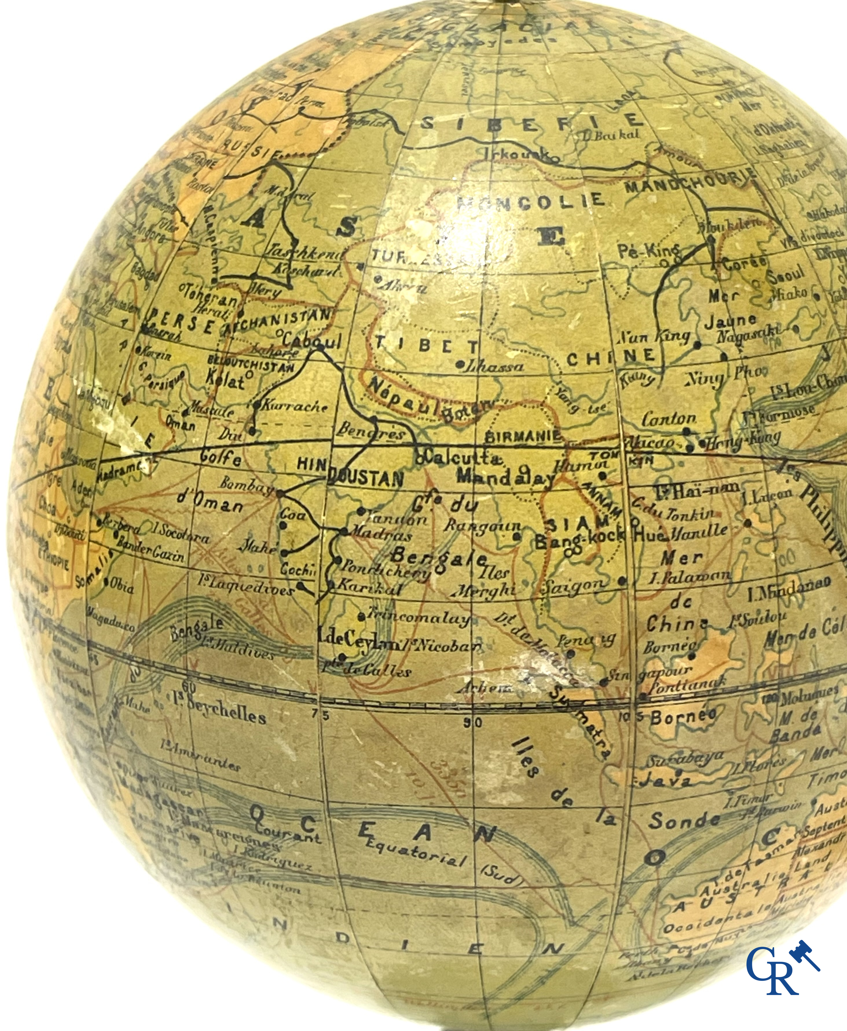 2 Miniature globes, globe terrestre par J. Forest Paris.