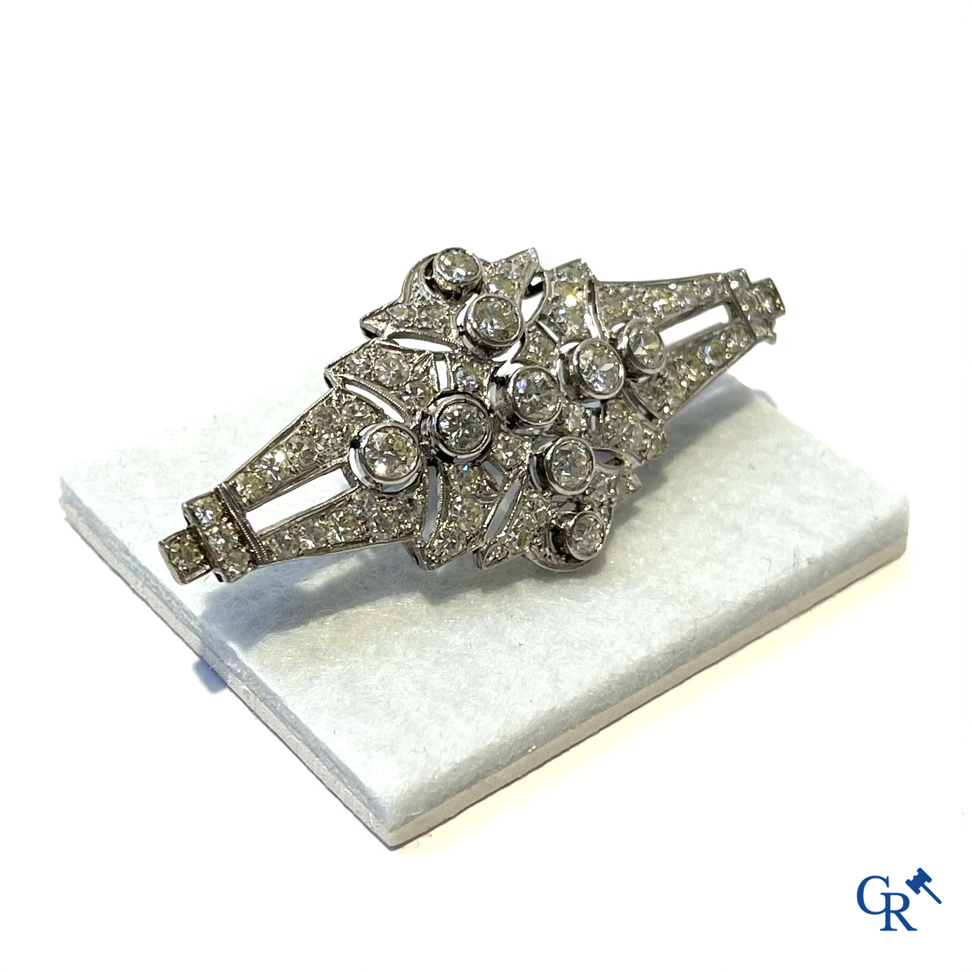 Juwelen: Een broche in witgoud 750°/00 bezet met briljanten.