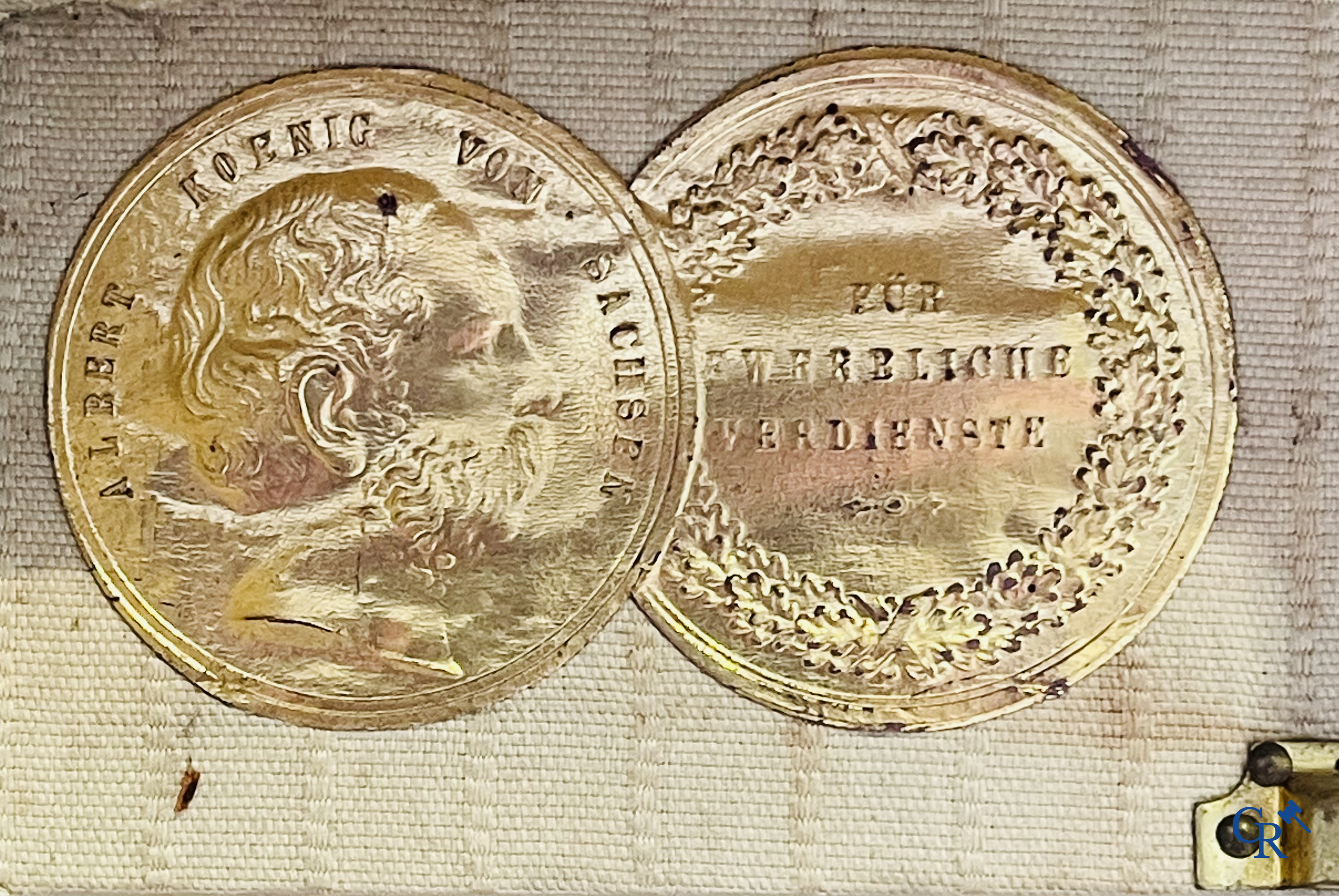 Antieke koffer. Buitengewone grote reiskoffer met dressing. Meerdere schuiven en opbergvakken. Circa 1900.