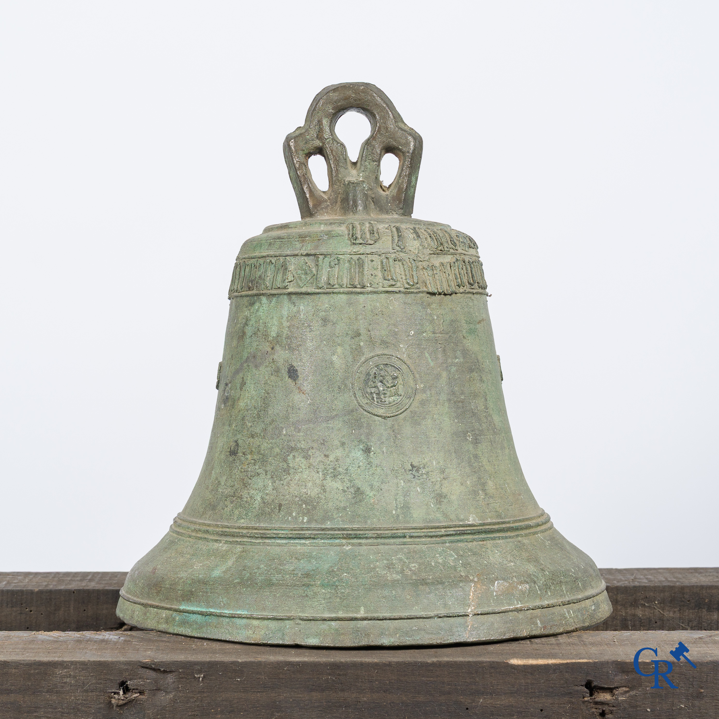 Objets religieux. Cloche de couronne d'église en bronze avec du ruban d'inscription. XVIIe-XVIIIe siècles.