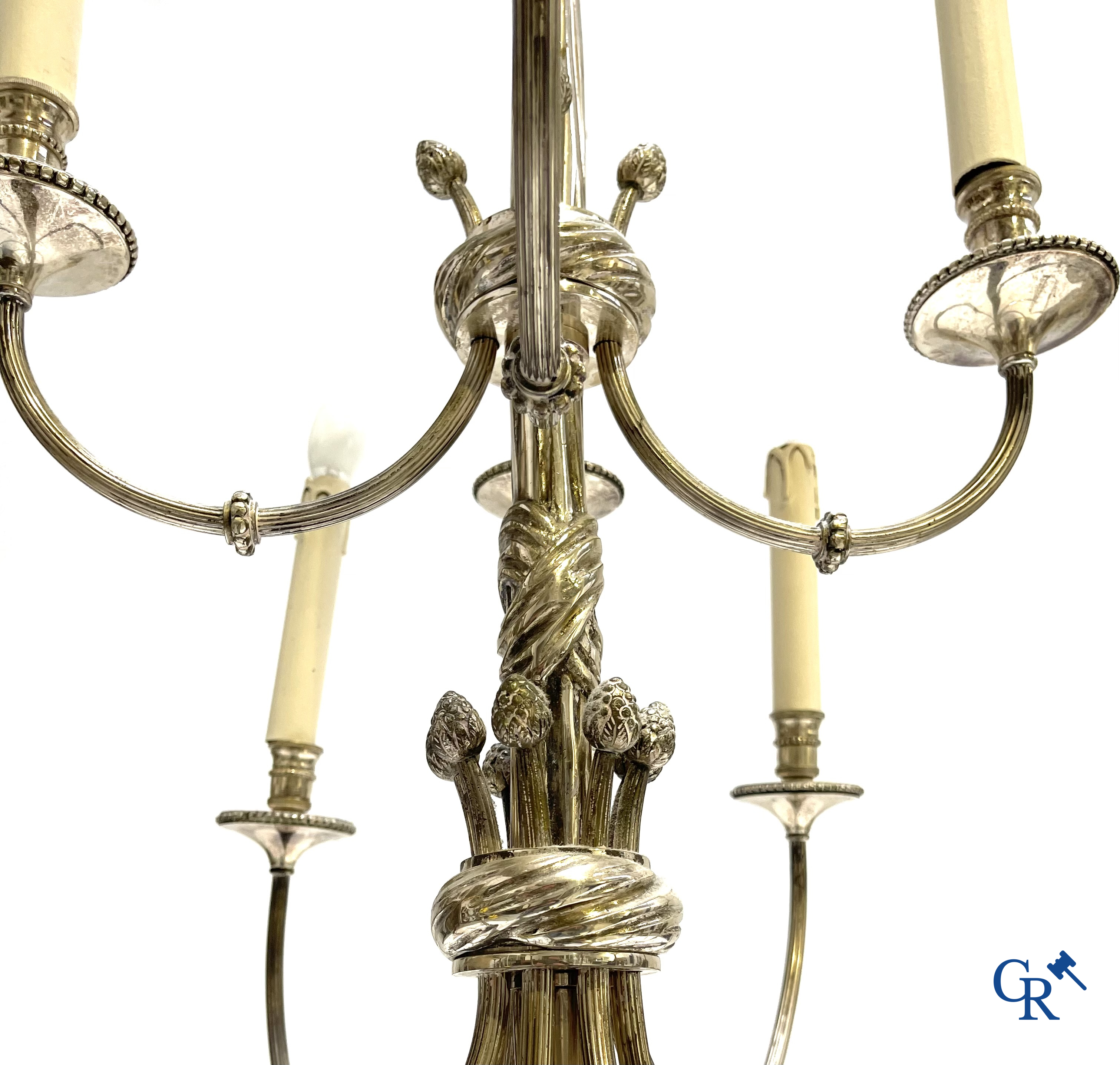 Willy Daro. Grote luchter met 12 lichtpunten in verzilverd brons. LXVI-stijl. Met origineel aankoopbewijs uit 1981.